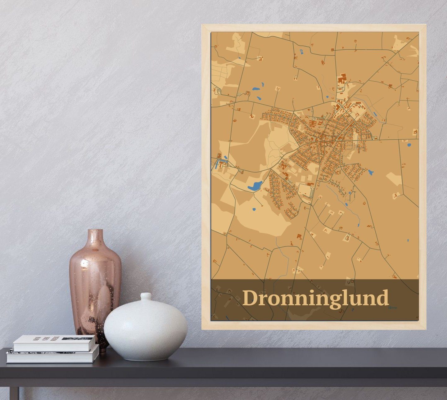 Dronninglund plakat i farve  og HjemEgn.dk design firkantet. Design bykort for Dronninglund