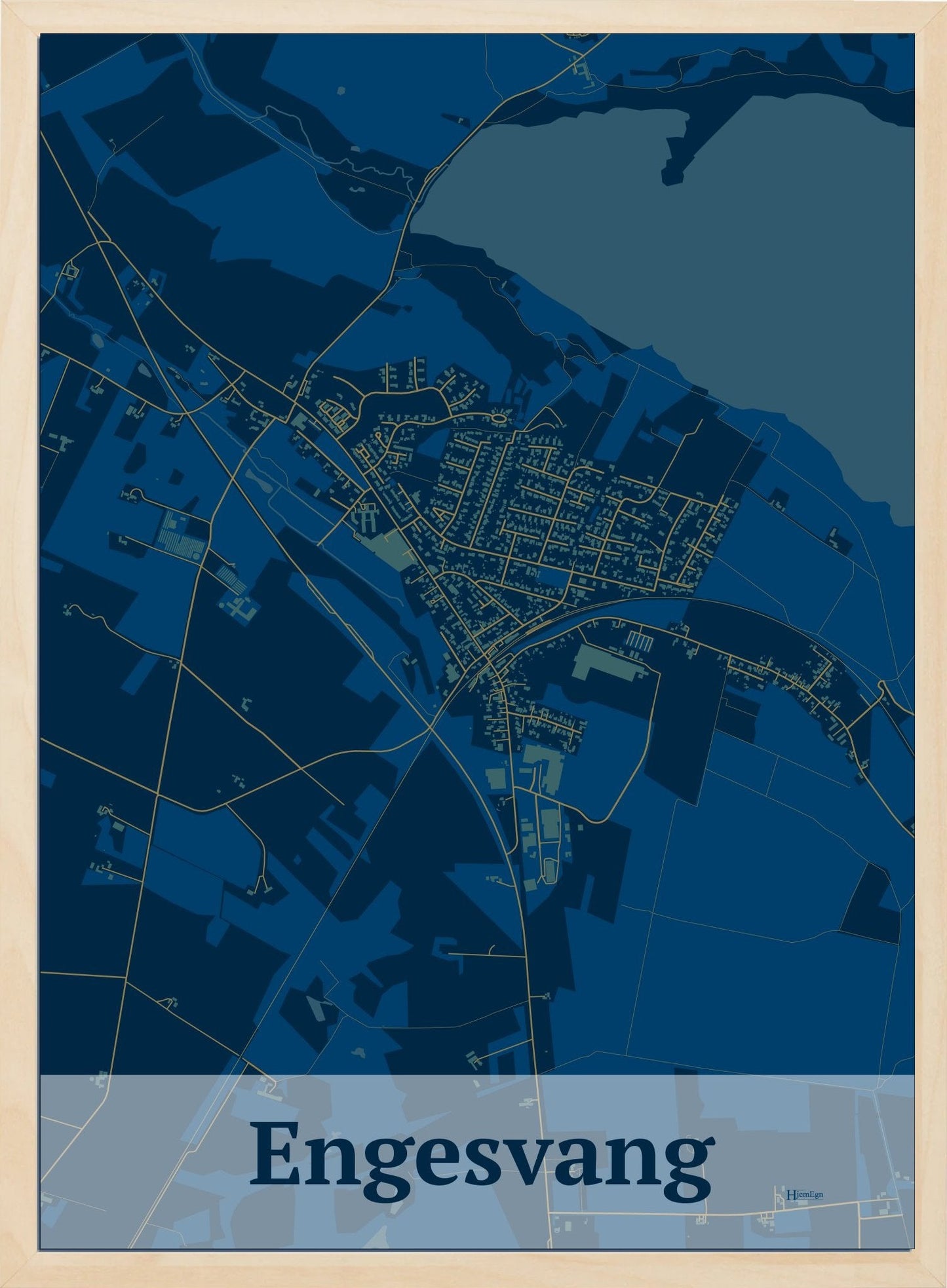 Engesvang plakat i farve mørk blå og HjemEgn.dk design firkantet. Design bykort for Engesvang