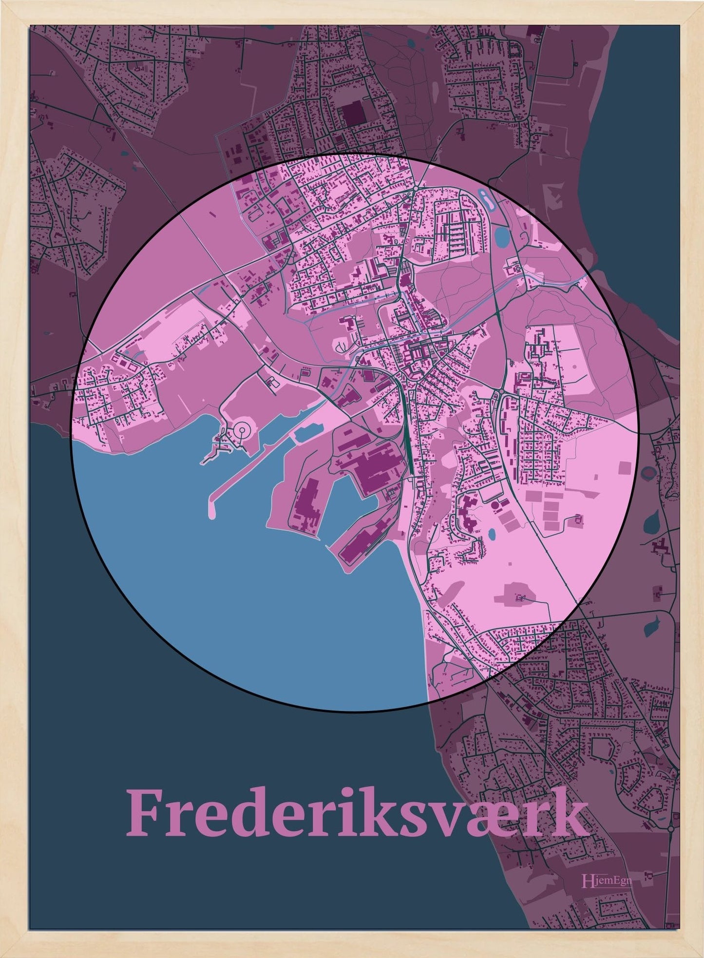 Frederiksværk plakat i farve pastel rød og HjemEgn.dk design centrum. Design bykort for Frederiksværk