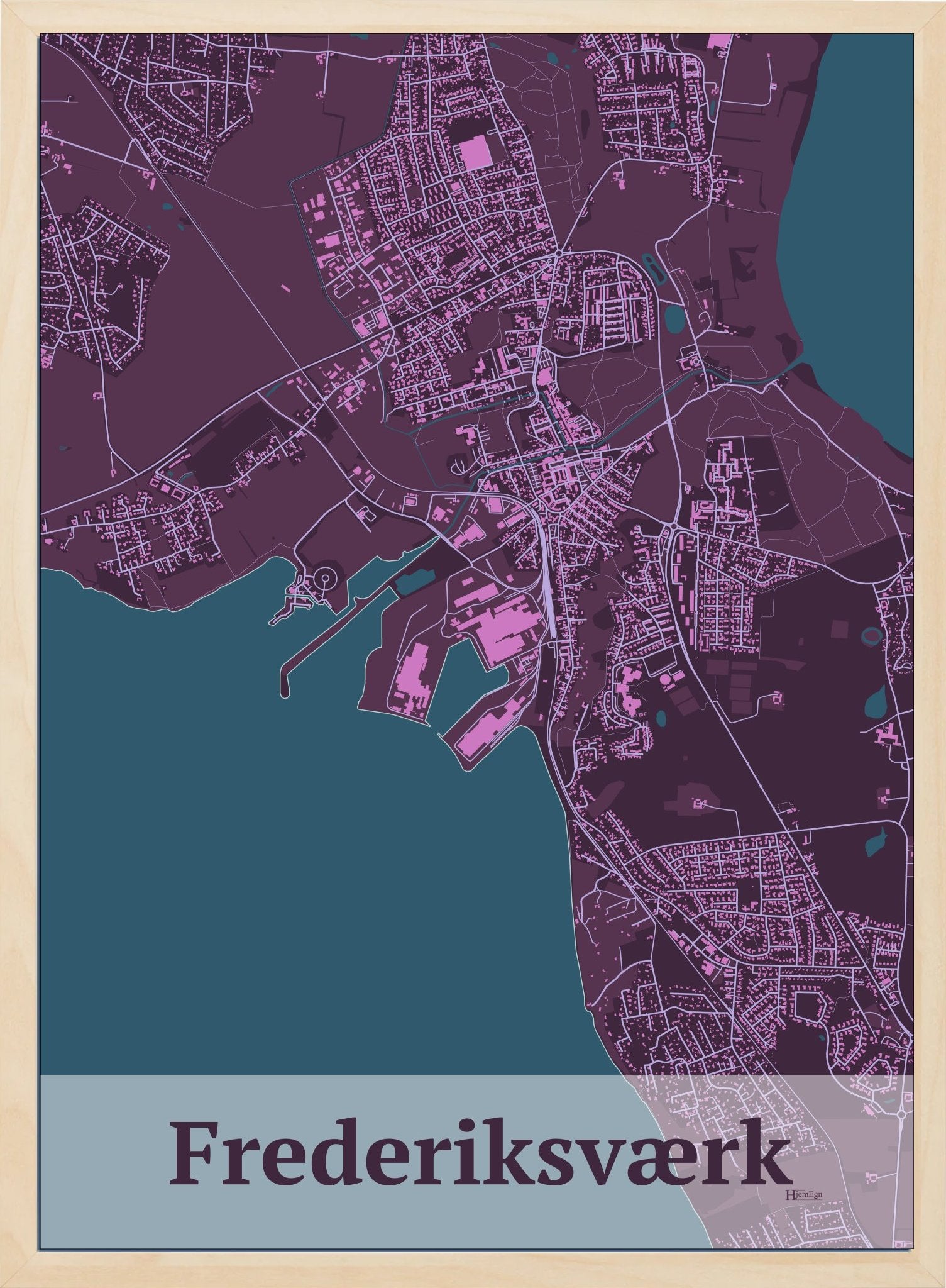 Frederiksværk plakat i farve mørk rød og HjemEgn.dk design firkantet. Design bykort for Frederiksværk