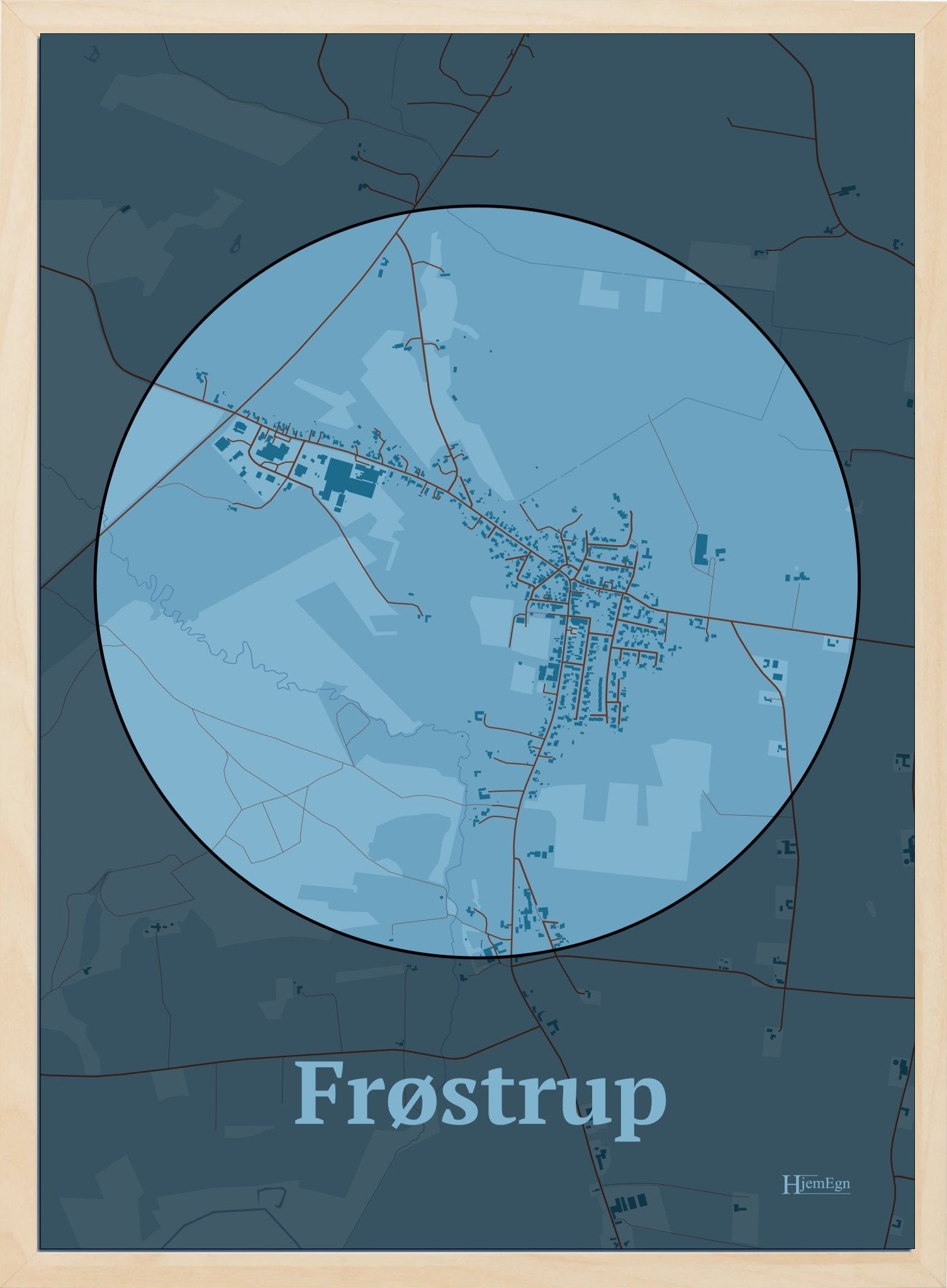 Frøstrup plakat i farve pastel blå og HjemEgn.dk design centrum. Design bykort for Frøstrup
