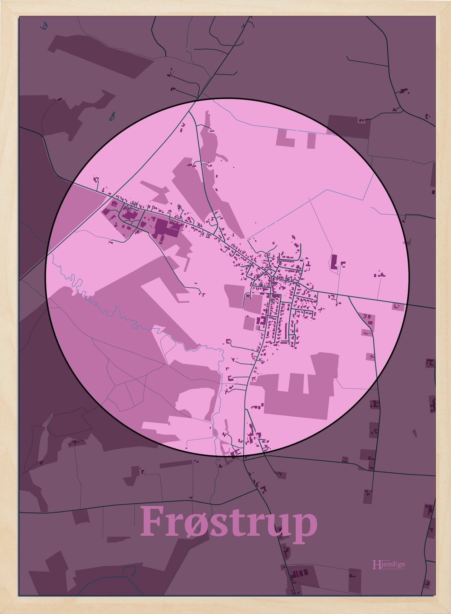 Frøstrup plakat i farve pastel rød og HjemEgn.dk design centrum. Design bykort for Frøstrup