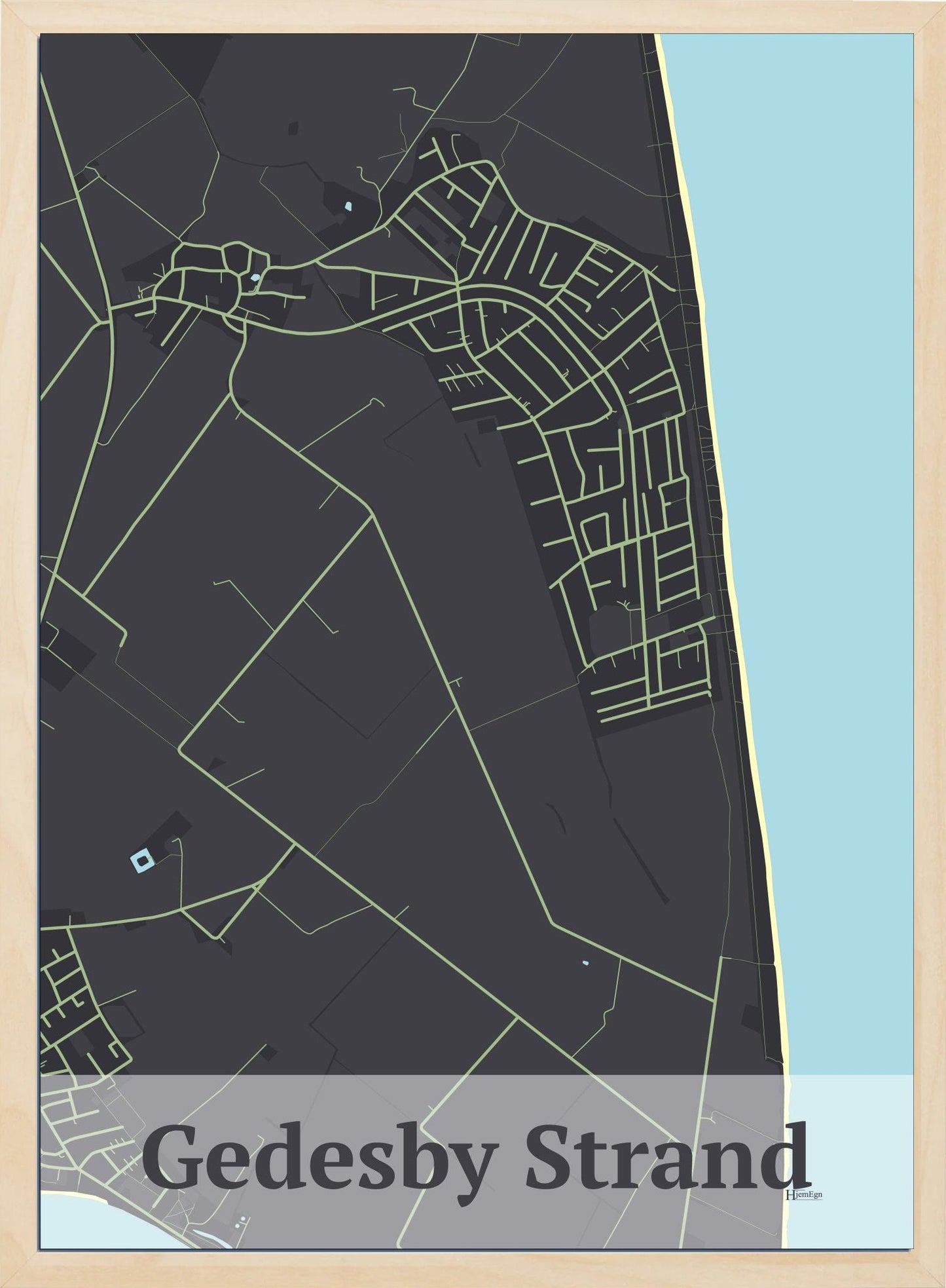 Gedesby Strand plakat i farve mørk brun og HjemEgn.dk design firkantet. Design bykort for Gedesby Strand