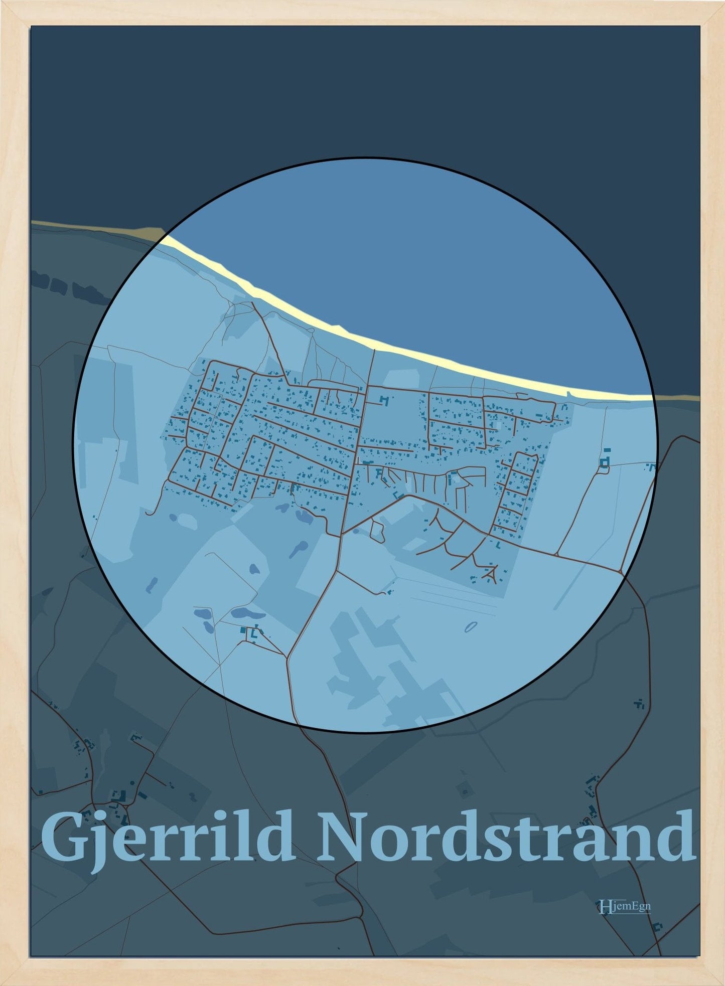 Gjerrild Nordstrand plakat i farve pastel blå og HjemEgn.dk design centrum. Design bykort for Gjerrild Nordstrand