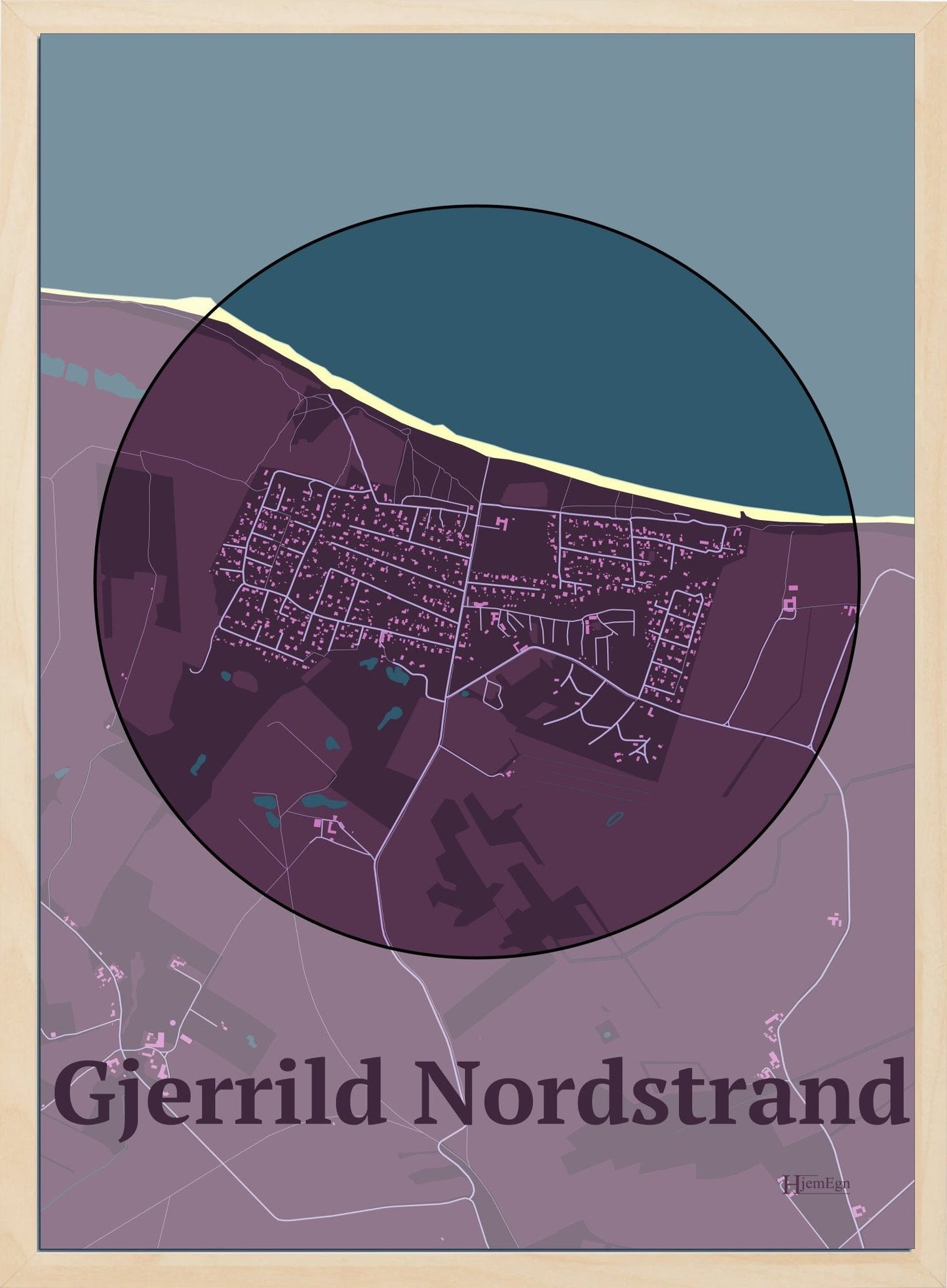 Gjerrild Nordstrand plakat i farve mørk rød og HjemEgn.dk design centrum. Design bykort for Gjerrild Nordstrand