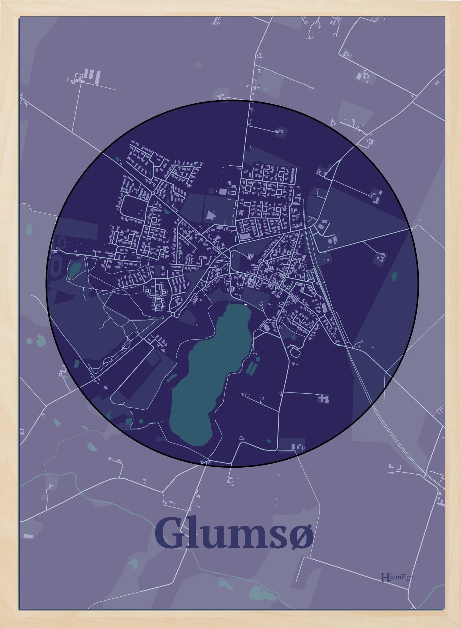 Glumsø plakat i farve mørk lilla og HjemEgn.dk design centrum. Design bykort for Glumsø