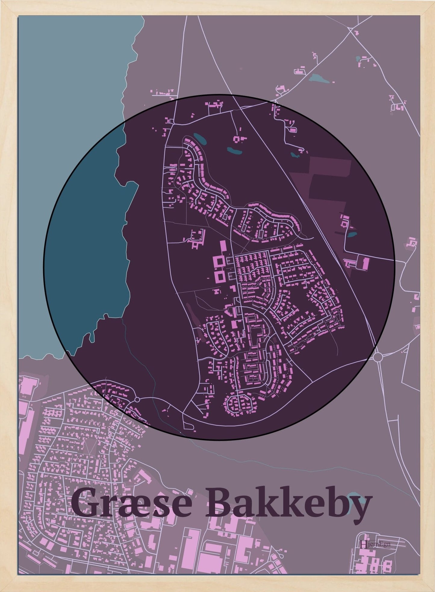 Græse Bakkeby plakat i farve mørk rød og HjemEgn.dk design centrum. Design bykort for Græse Bakkeby