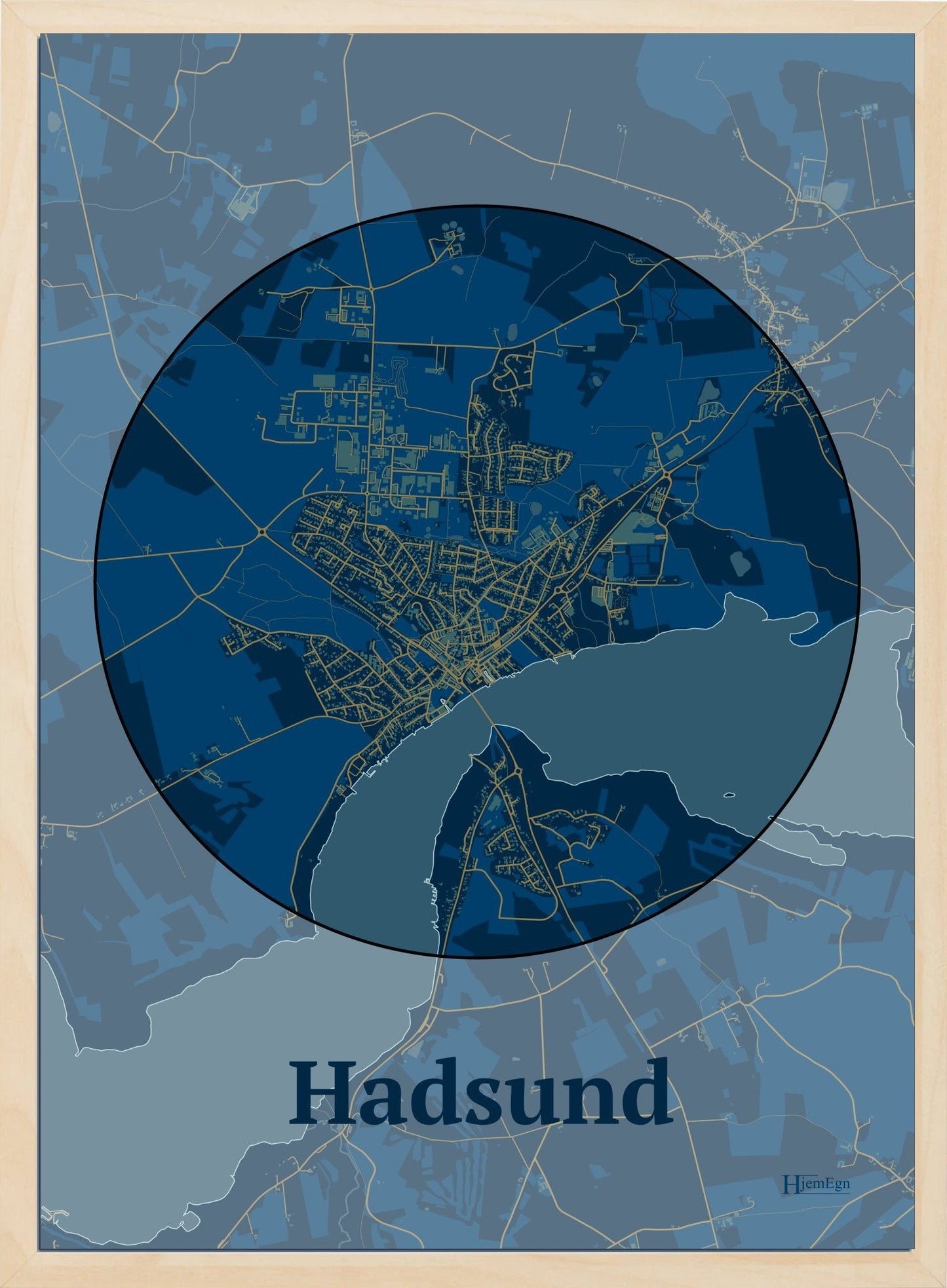 Hadsund plakat i farve mørk blå og HjemEgn.dk design centrum. Design bykort for Hadsund