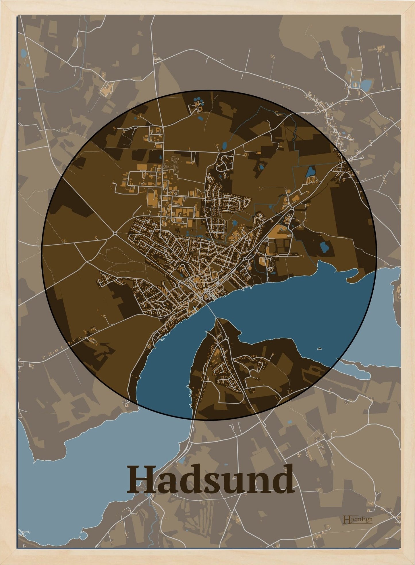 Hadsund plakat i farve mørk brun og HjemEgn.dk design centrum. Design bykort for Hadsund