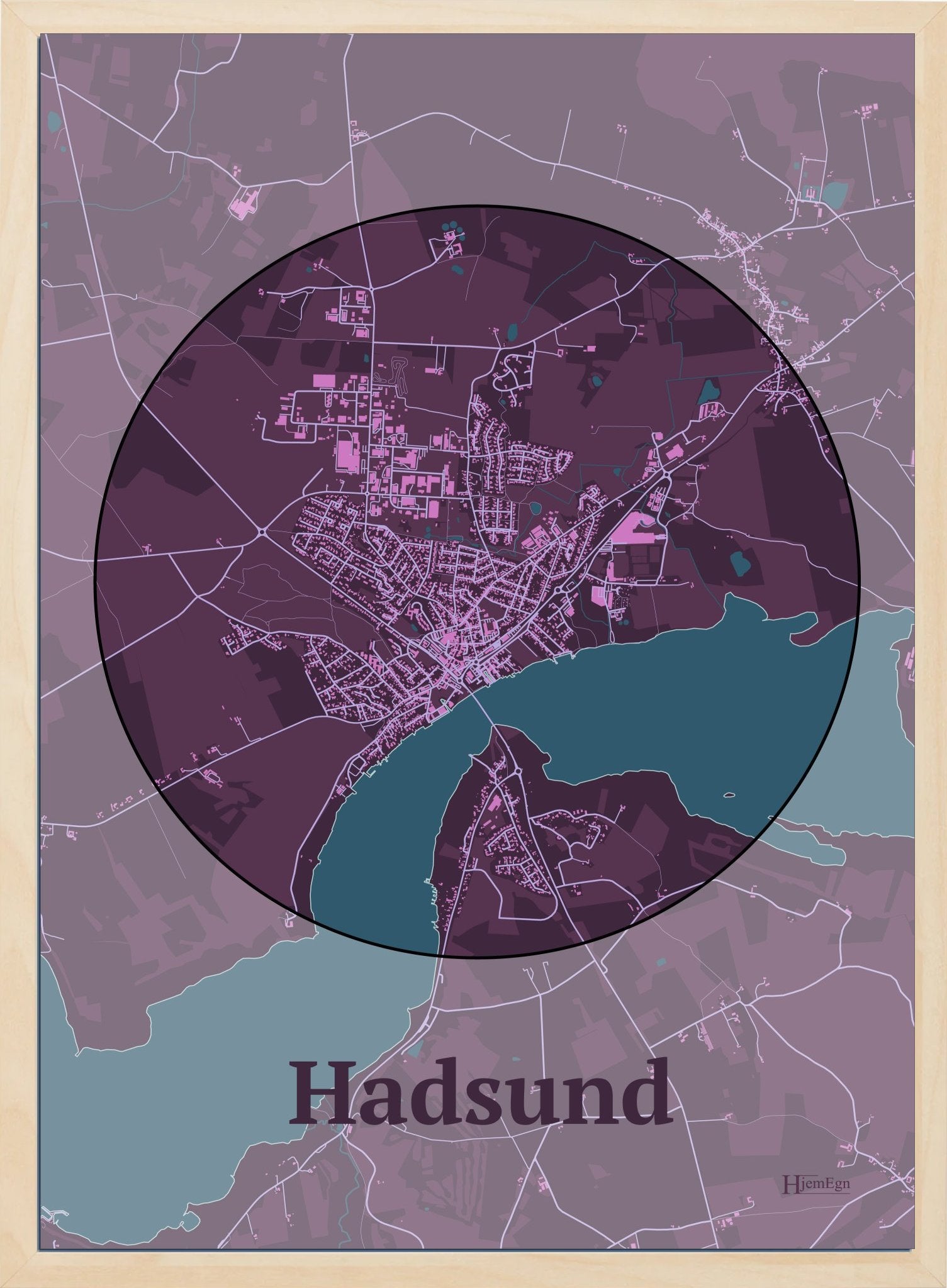Hadsund plakat i farve mørk rød og HjemEgn.dk design centrum. Design bykort for Hadsund