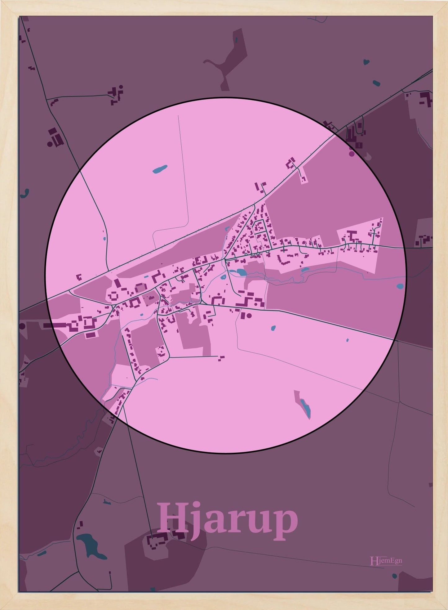 Hjarup plakat i farve pastel rød og HjemEgn.dk design centrum. Design bykort for Hjarup