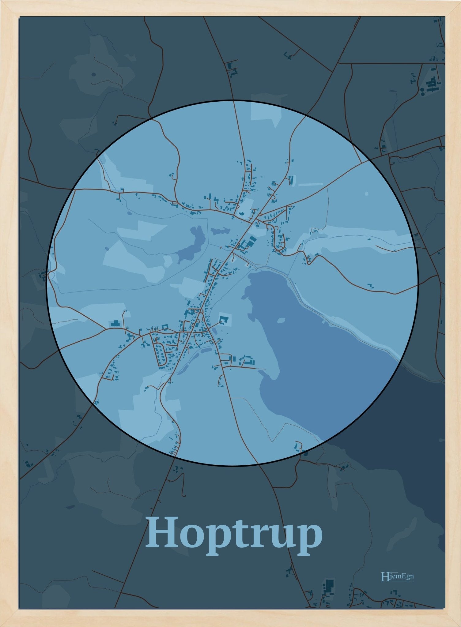 Hoptrup plakat i farve pastel blå og HjemEgn.dk design centrum. Design bykort for Hoptrup