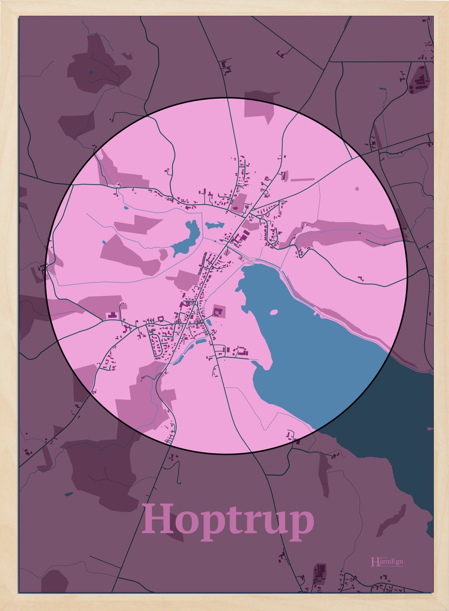 Hoptrup plakat i farve pastel rød og HjemEgn.dk design centrum. Design bykort for Hoptrup