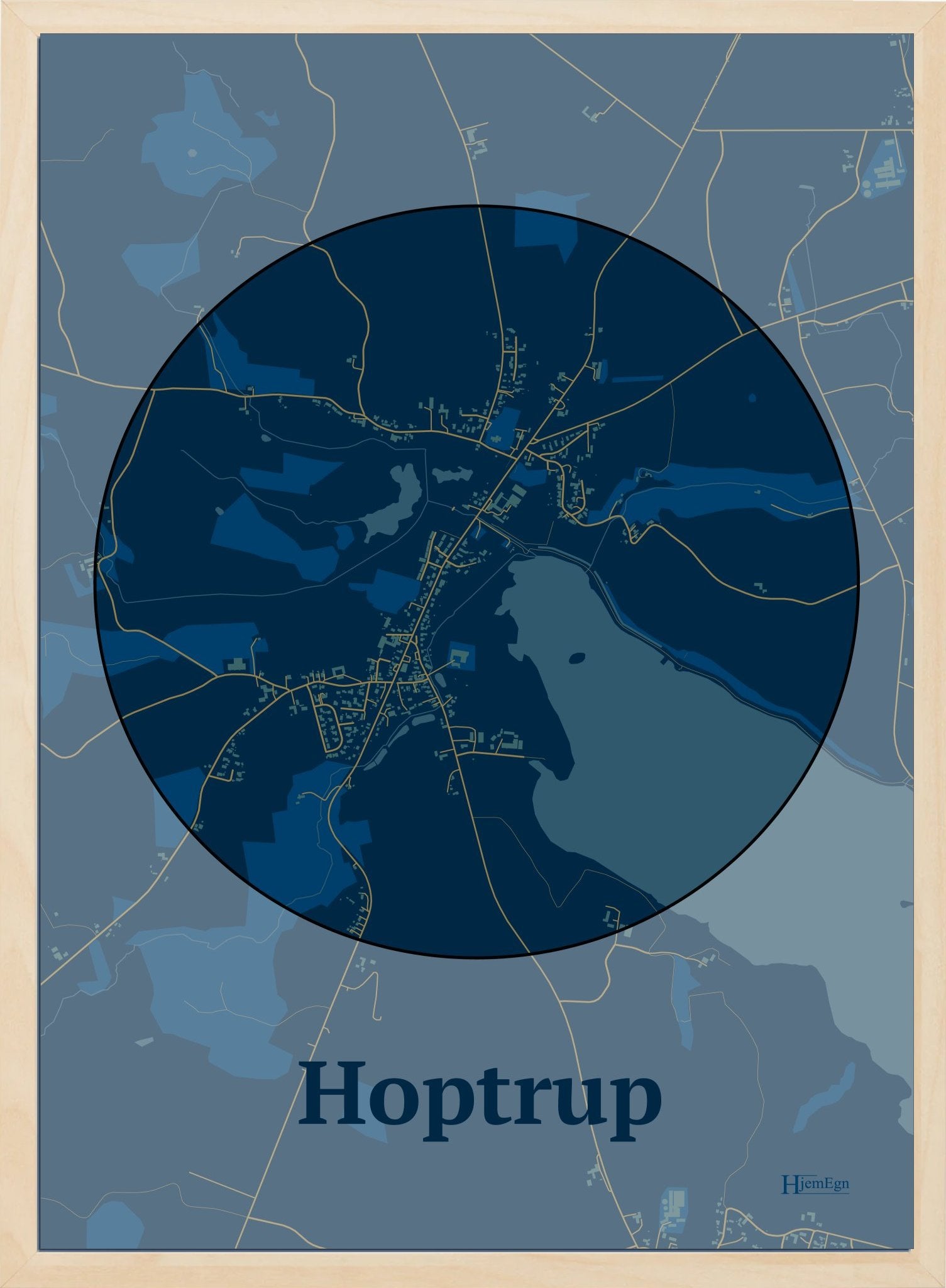 Hoptrup plakat i farve mørk blå og HjemEgn.dk design centrum. Design bykort for Hoptrup