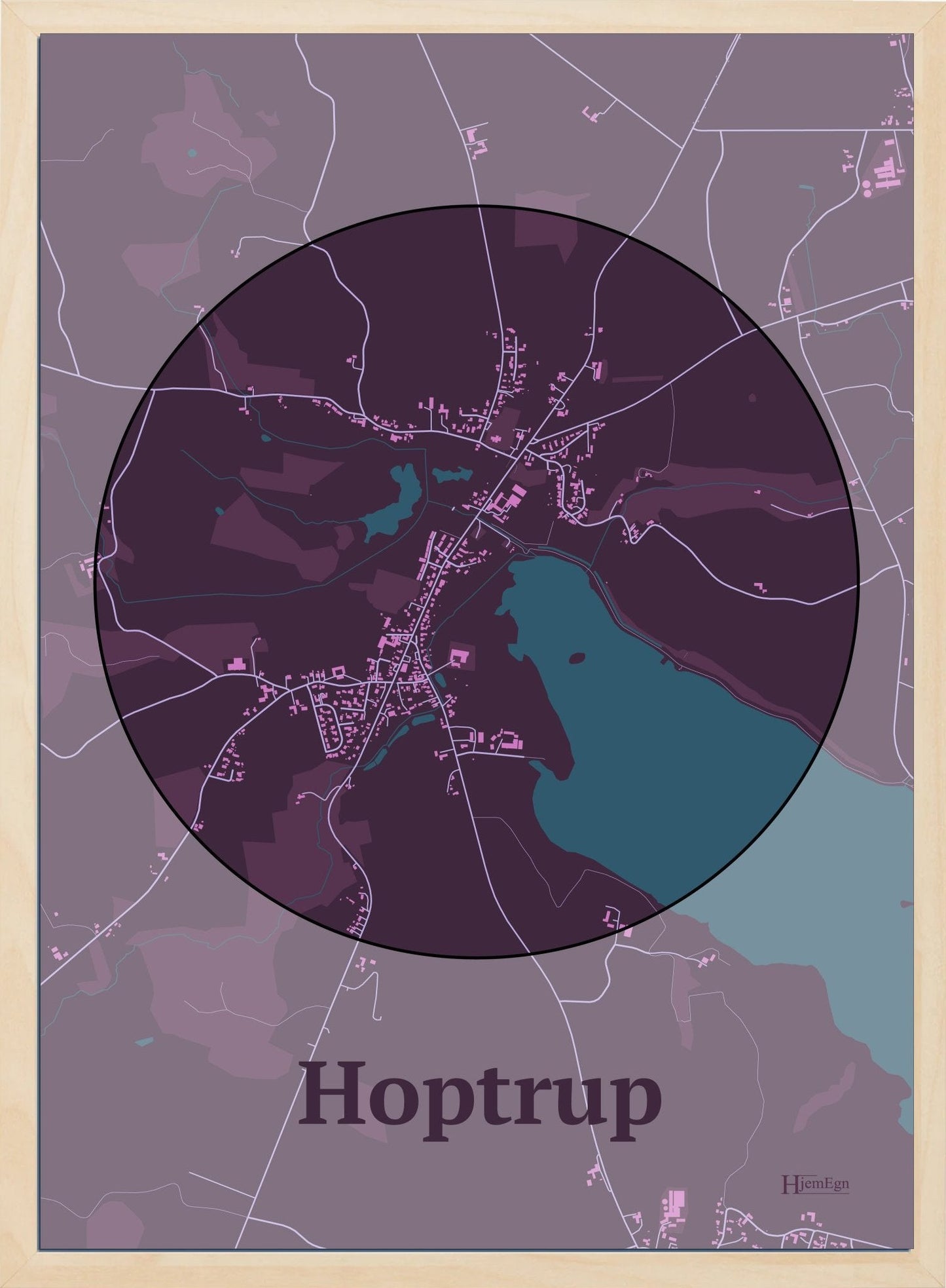 Hoptrup plakat i farve mørk rød og HjemEgn.dk design centrum. Design bykort for Hoptrup