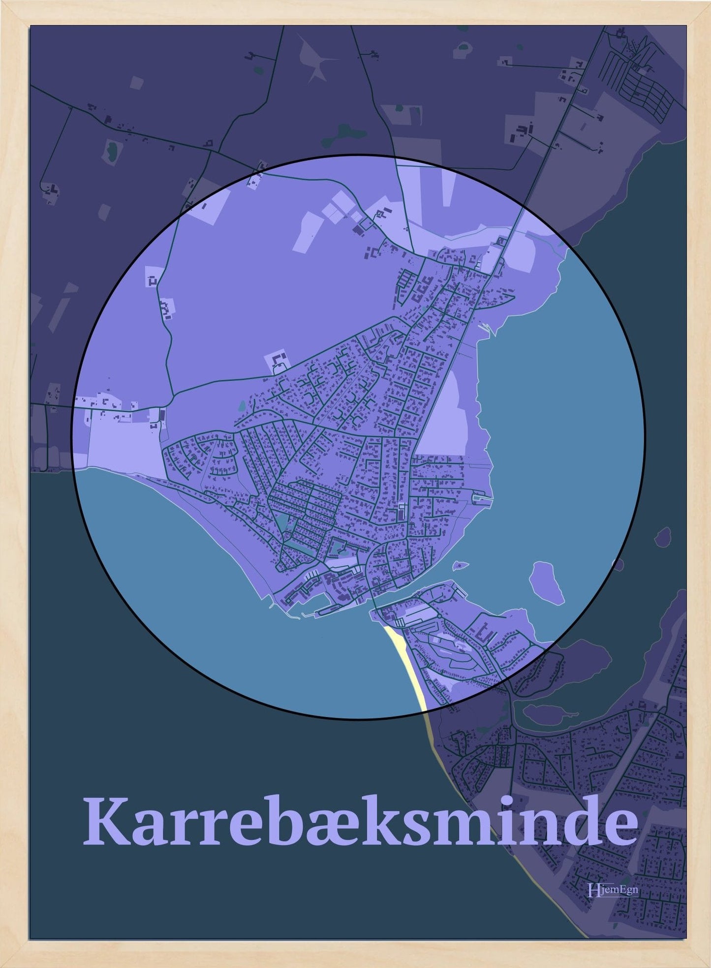 Karrebæksminde plakat i farve pastel lilla og HjemEgn.dk design centrum. Design bykort for Karrebæksminde