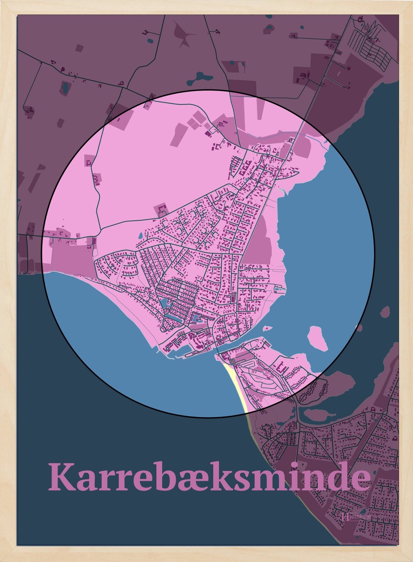 Karrebæksminde plakat i farve pastel rød og HjemEgn.dk design centrum. Design bykort for Karrebæksminde
