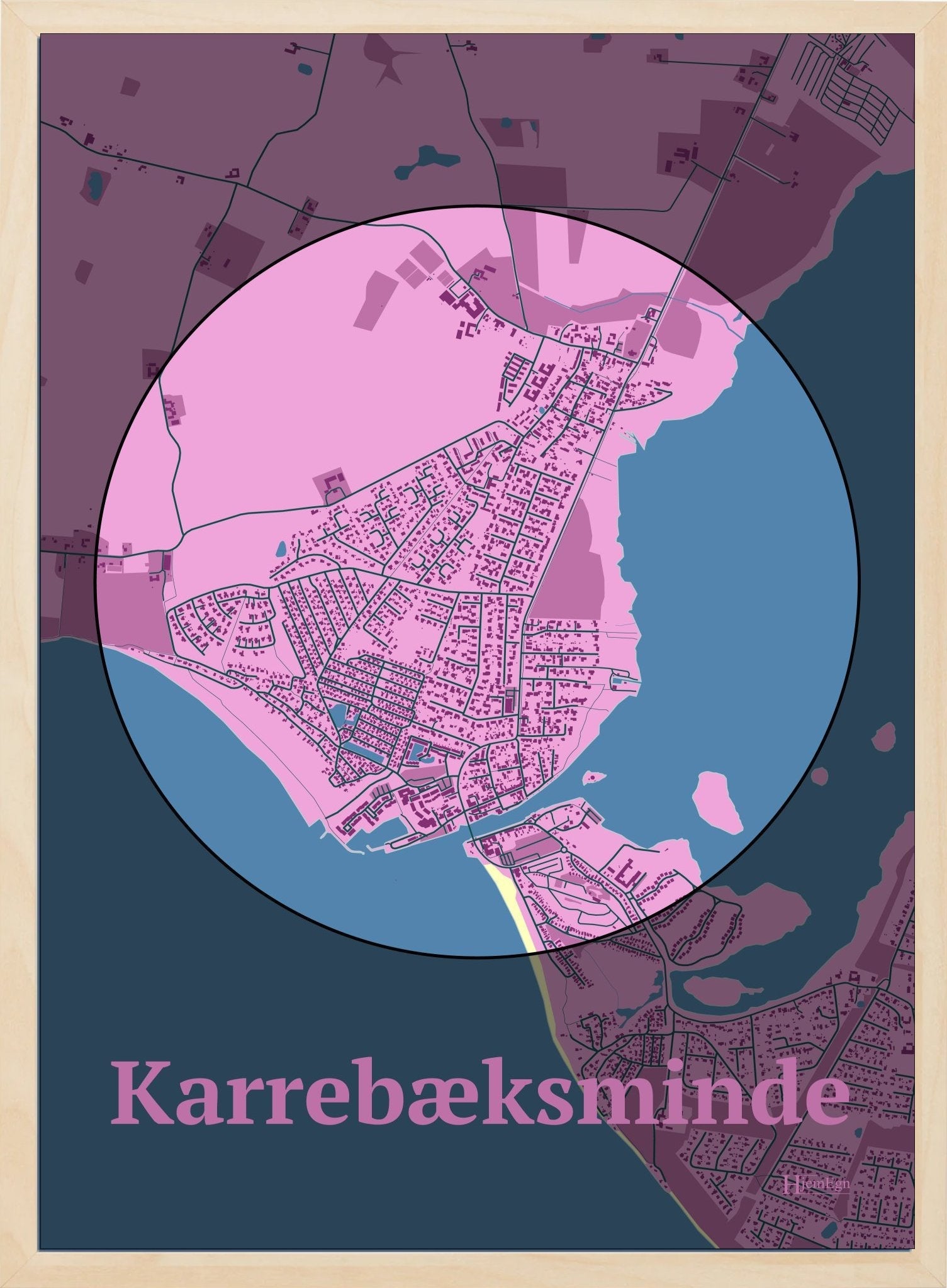 Karrebæksminde plakat i farve pastel rød og HjemEgn.dk design centrum. Design bykort for Karrebæksminde
