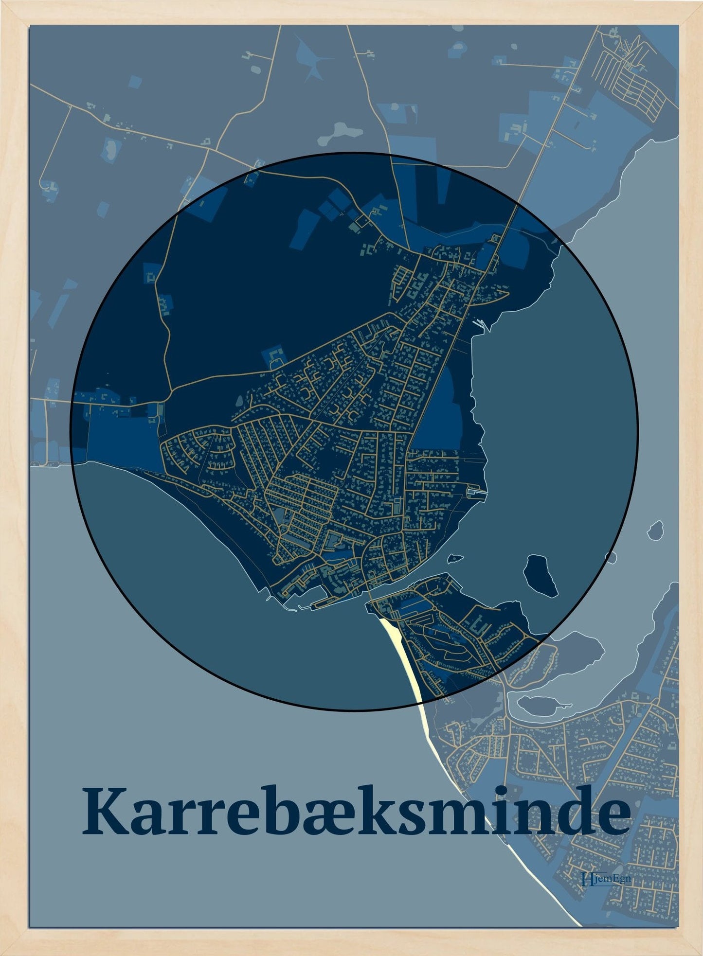 Karrebæksminde plakat i farve mørk blå og HjemEgn.dk design centrum. Design bykort for Karrebæksminde