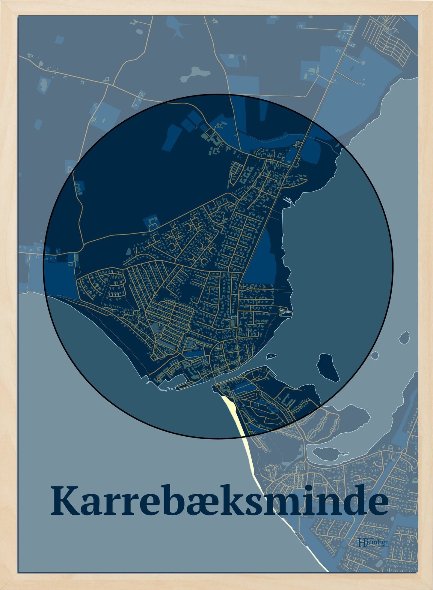 Karrebæksminde plakat i farve mørk blå og HjemEgn.dk design centrum. Design bykort for Karrebæksminde