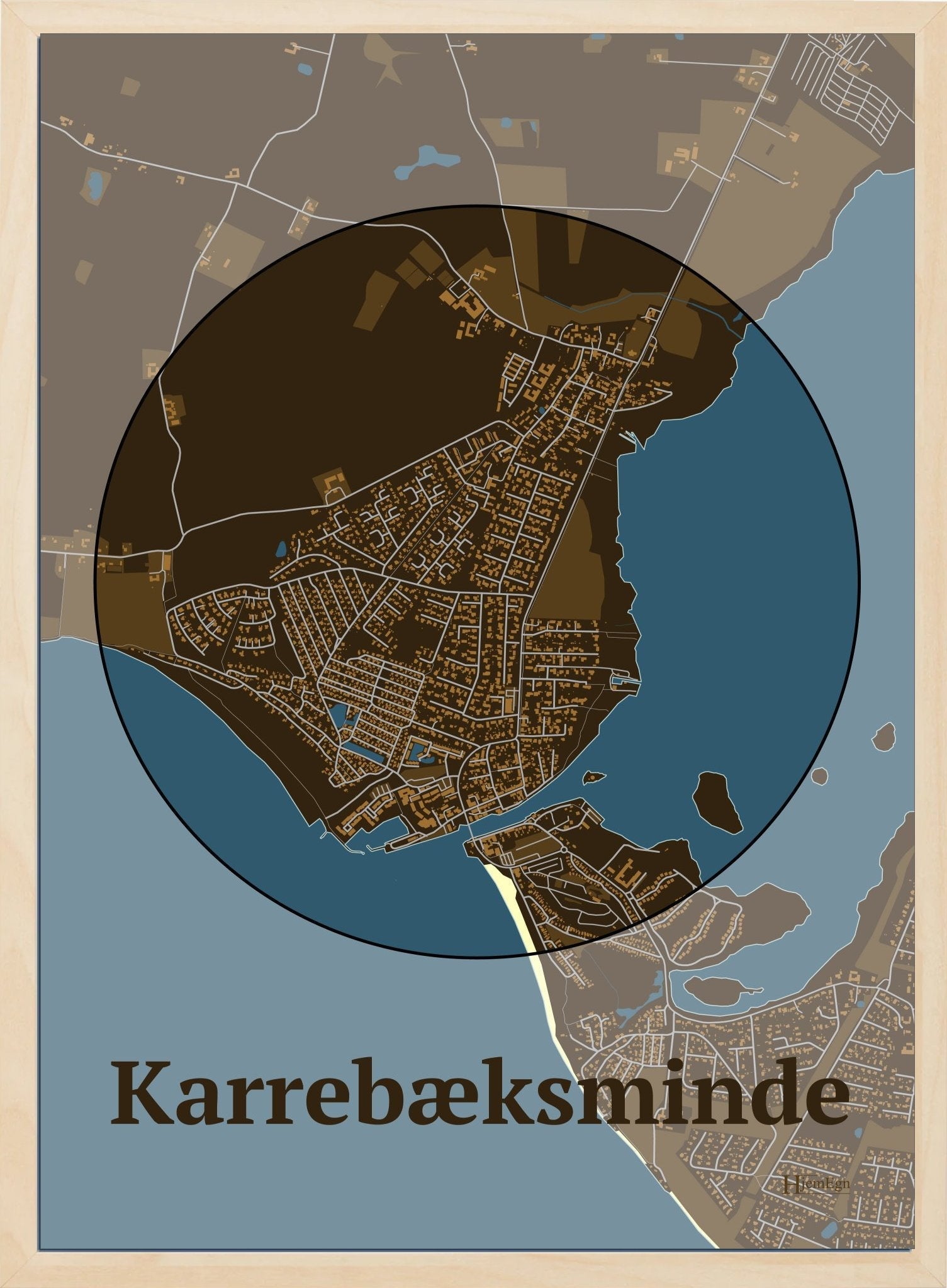 Karrebæksminde plakat i farve mørk brun og HjemEgn.dk design centrum. Design bykort for Karrebæksminde