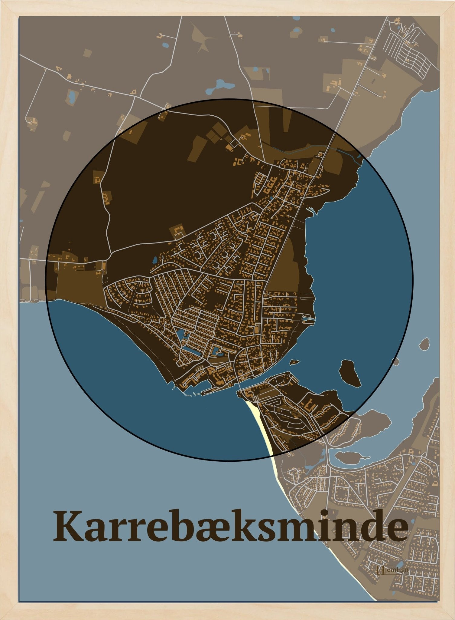 Karrebæksminde plakat i farve mørk brun og HjemEgn.dk design centrum. Design bykort for Karrebæksminde