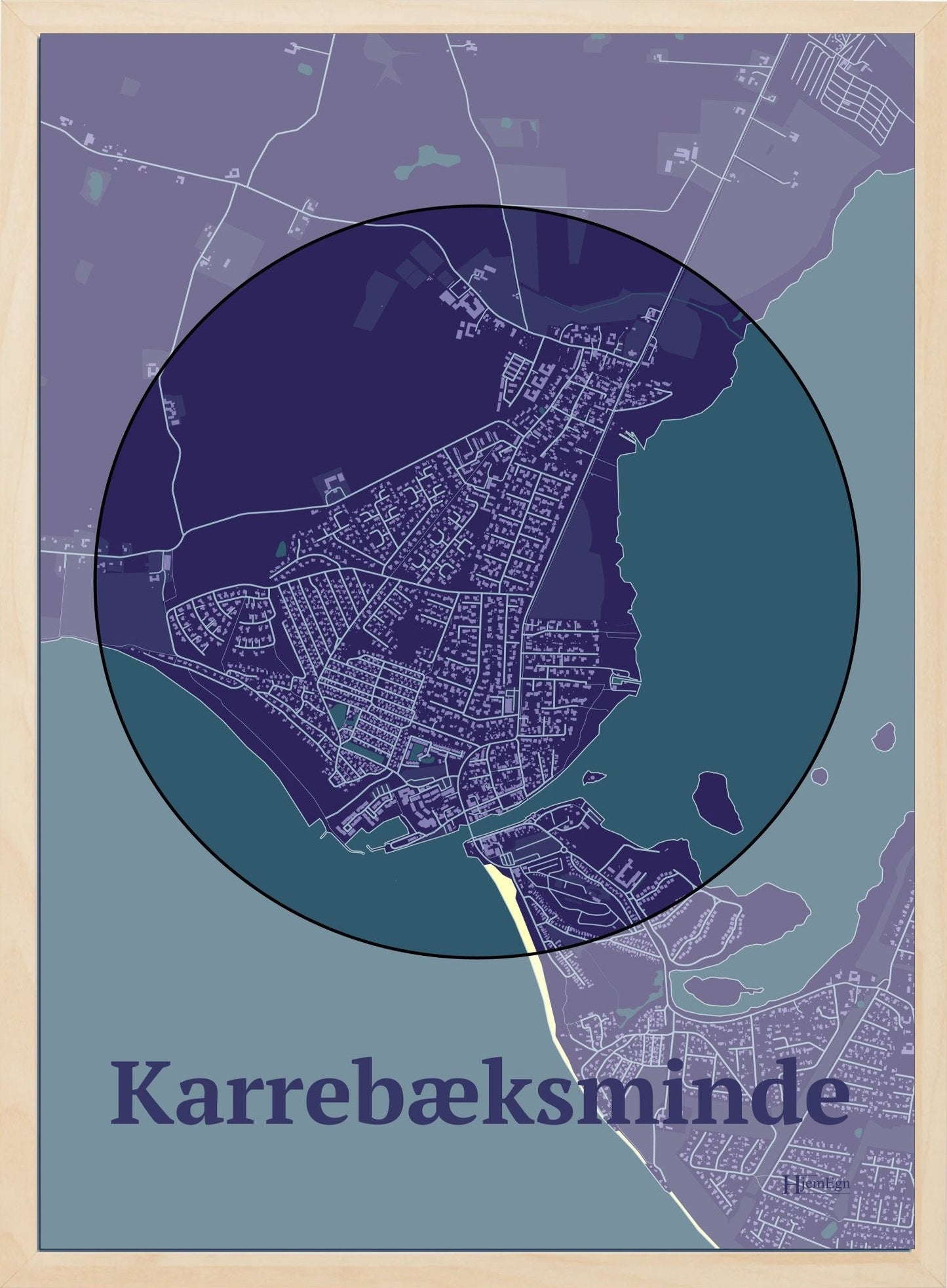 Karrebæksminde plakat i farve mørk lilla og HjemEgn.dk design centrum. Design bykort for Karrebæksminde