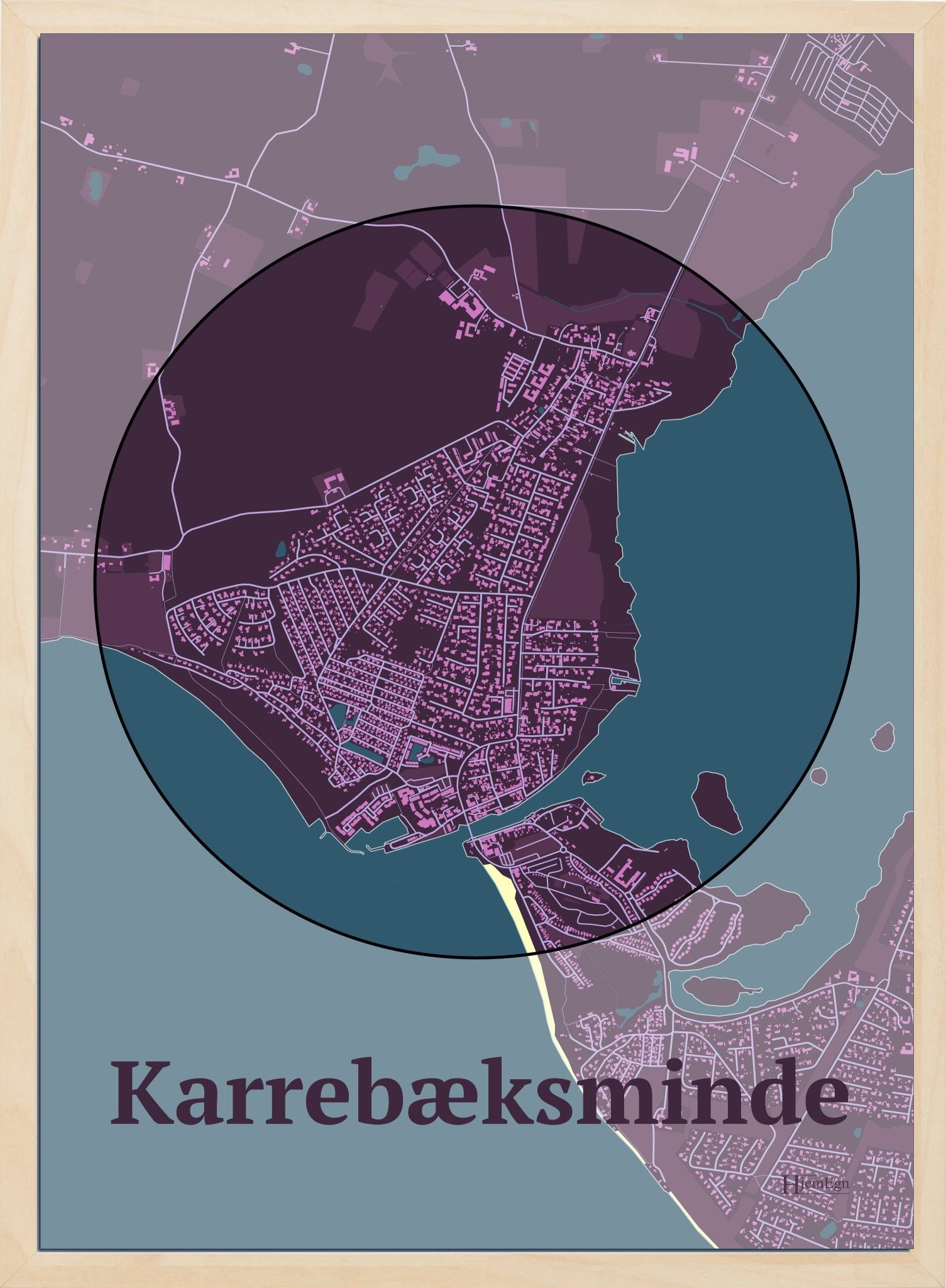 Karrebæksminde plakat i farve mørk rød og HjemEgn.dk design centrum. Design bykort for Karrebæksminde