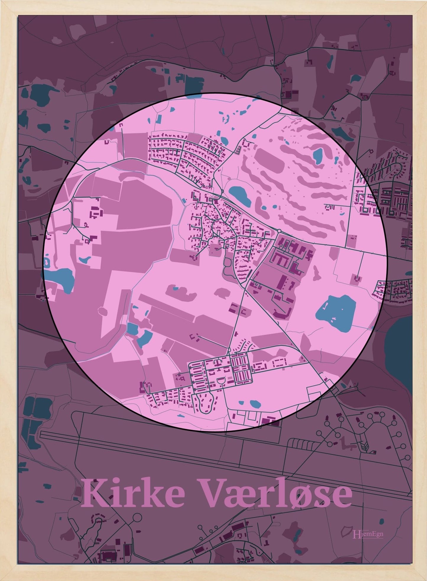 Kirke Værløse plakat i farve pastel rød og HjemEgn.dk design centrum. Design bykort for Kirke Værløse