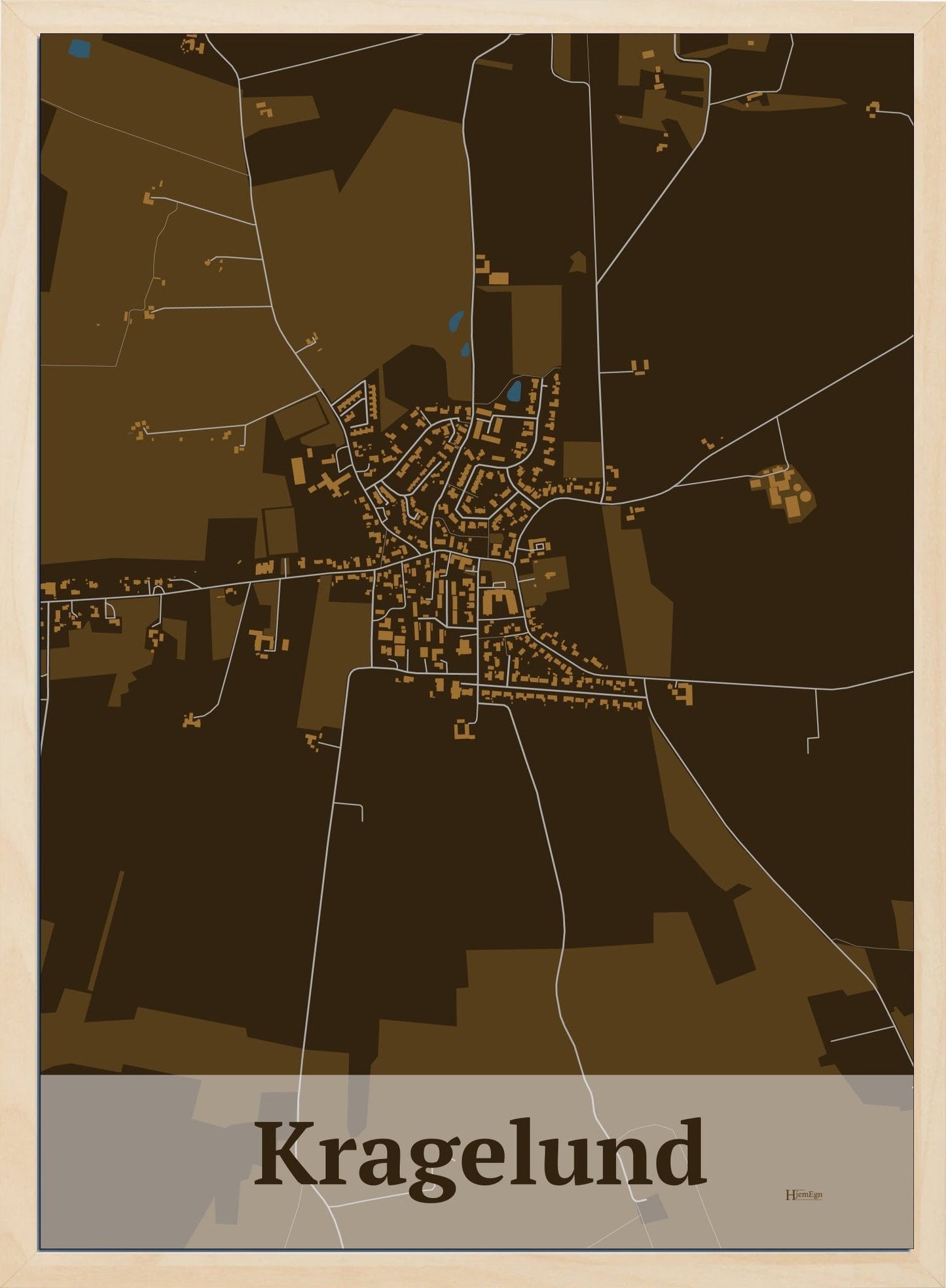 Kragelund plakat i farve mørk brun og HjemEgn.dk design firkantet. Design bykort for Kragelund