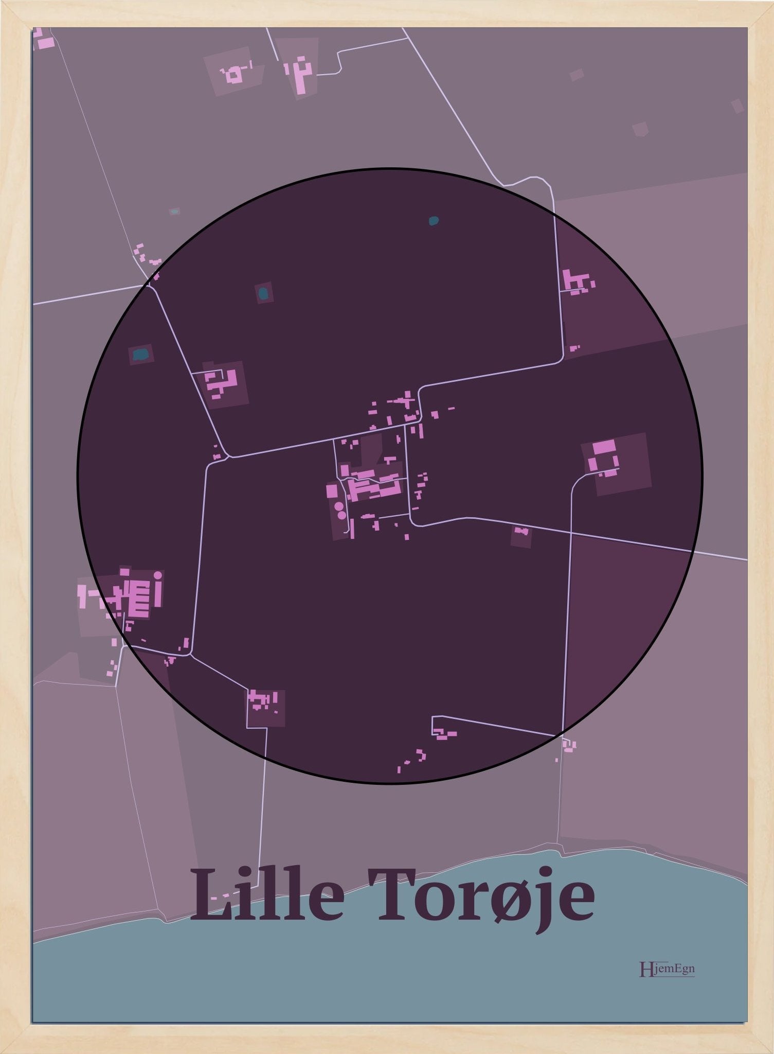 Lille Torøje plakat i farve mørk rød og HjemEgn.dk design centrum. Design bykort for Lille Torøje
