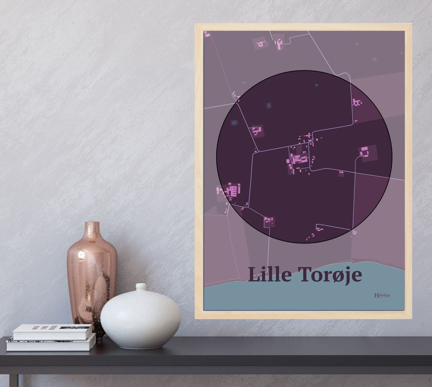 Lille Torøje plakat i farve  og HjemEgn.dk design centrum. Design bykort for Lille Torøje