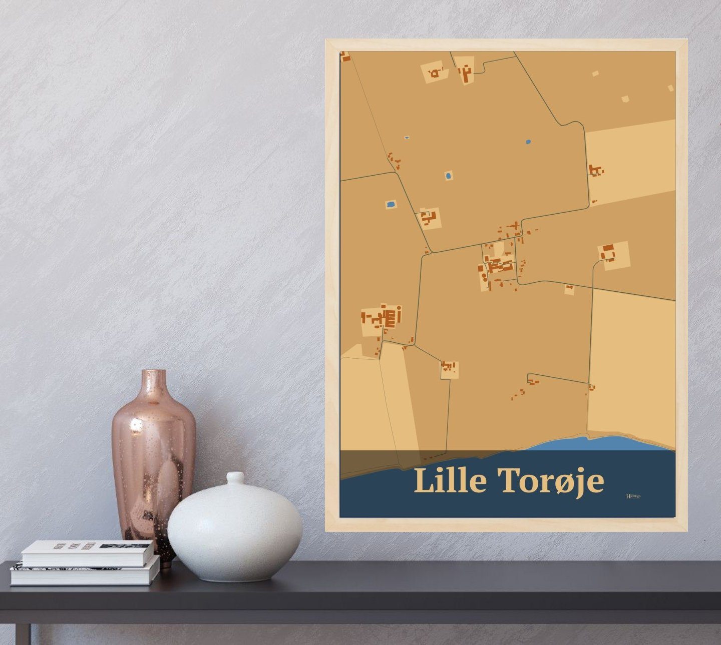 Lille Torøje plakat i farve  og HjemEgn.dk design firkantet. Design bykort for Lille Torøje