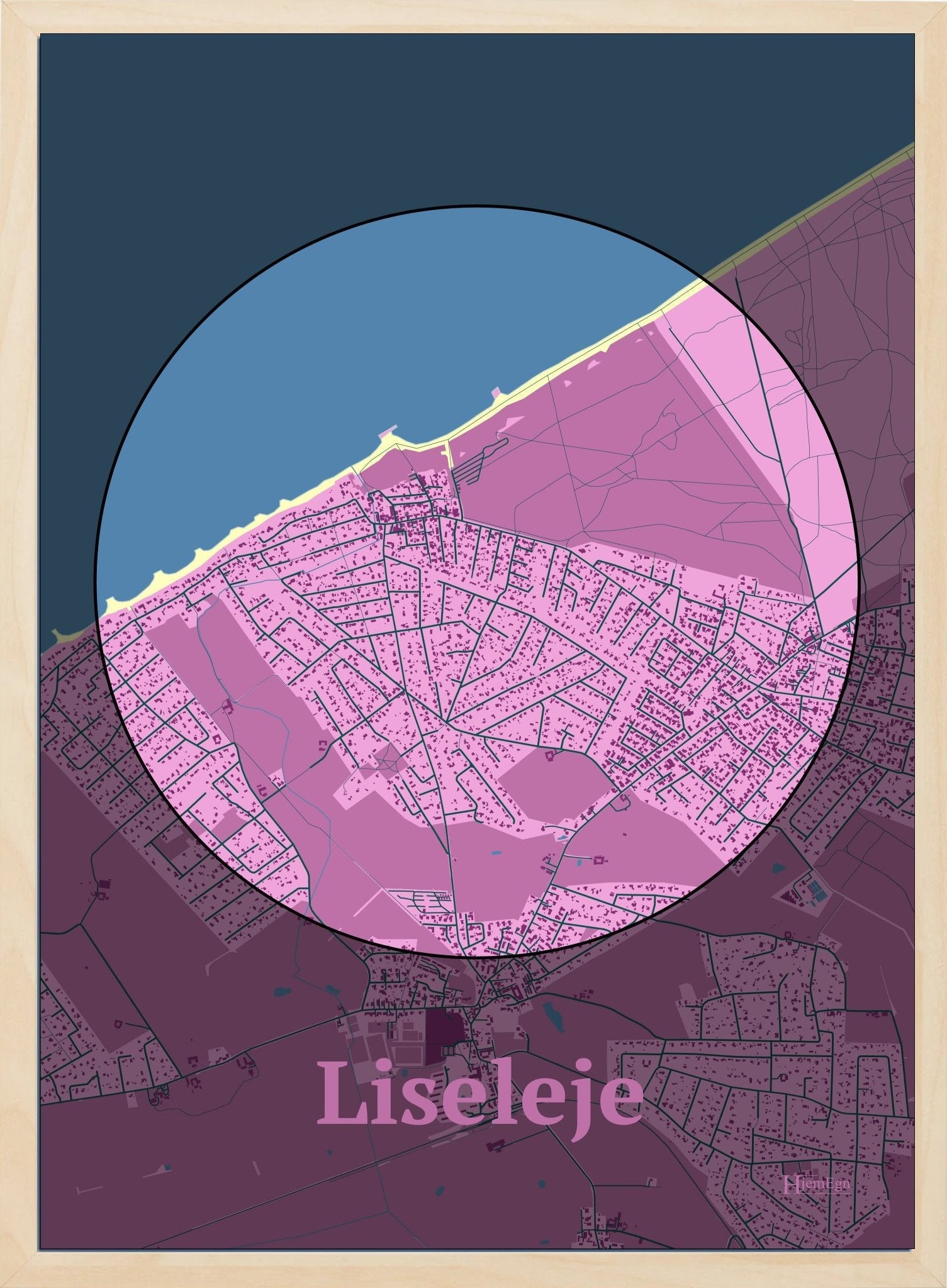Liseleje plakat i farve pastel rød og HjemEgn.dk design centrum. Design bykort for Liseleje