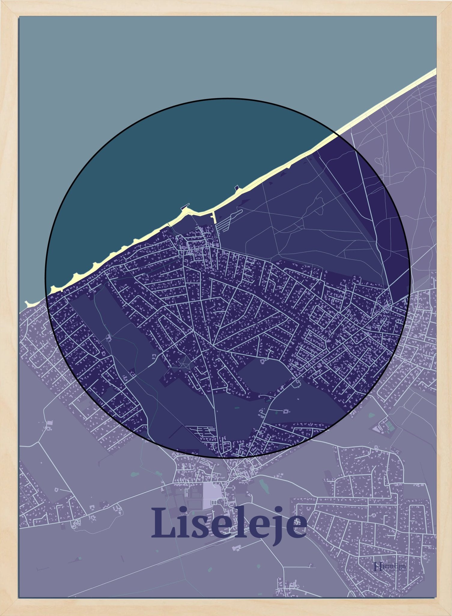 Liseleje plakat i farve mørk lilla og HjemEgn.dk design centrum. Design bykort for Liseleje