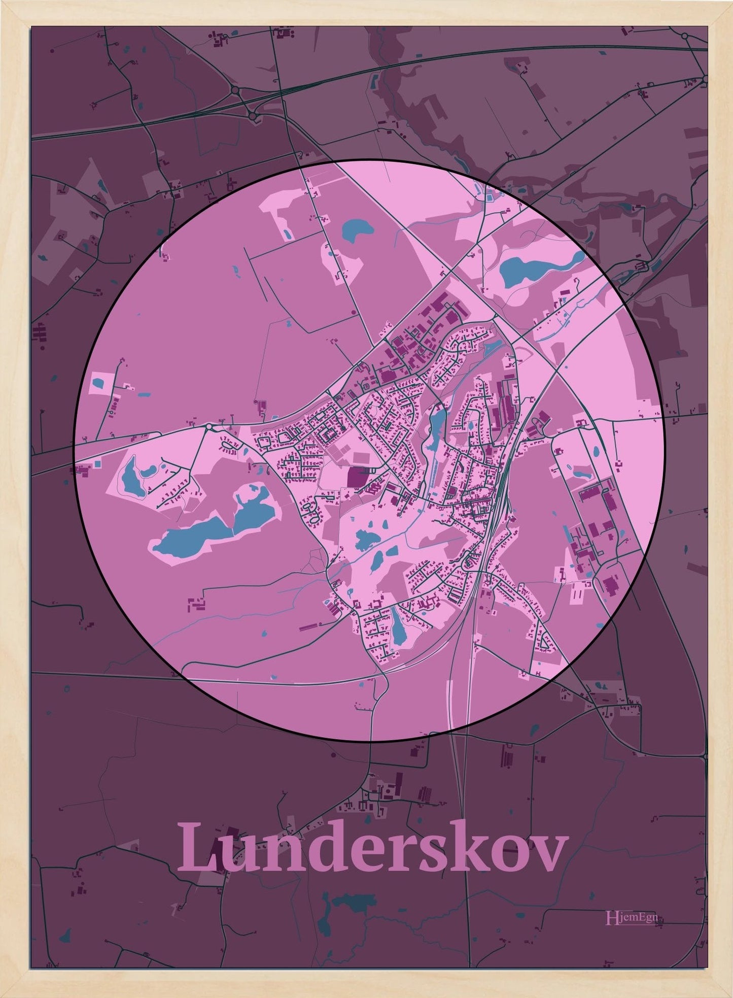 Lunderskov plakat i farve pastel rød og HjemEgn.dk design centrum. Design bykort for Lunderskov