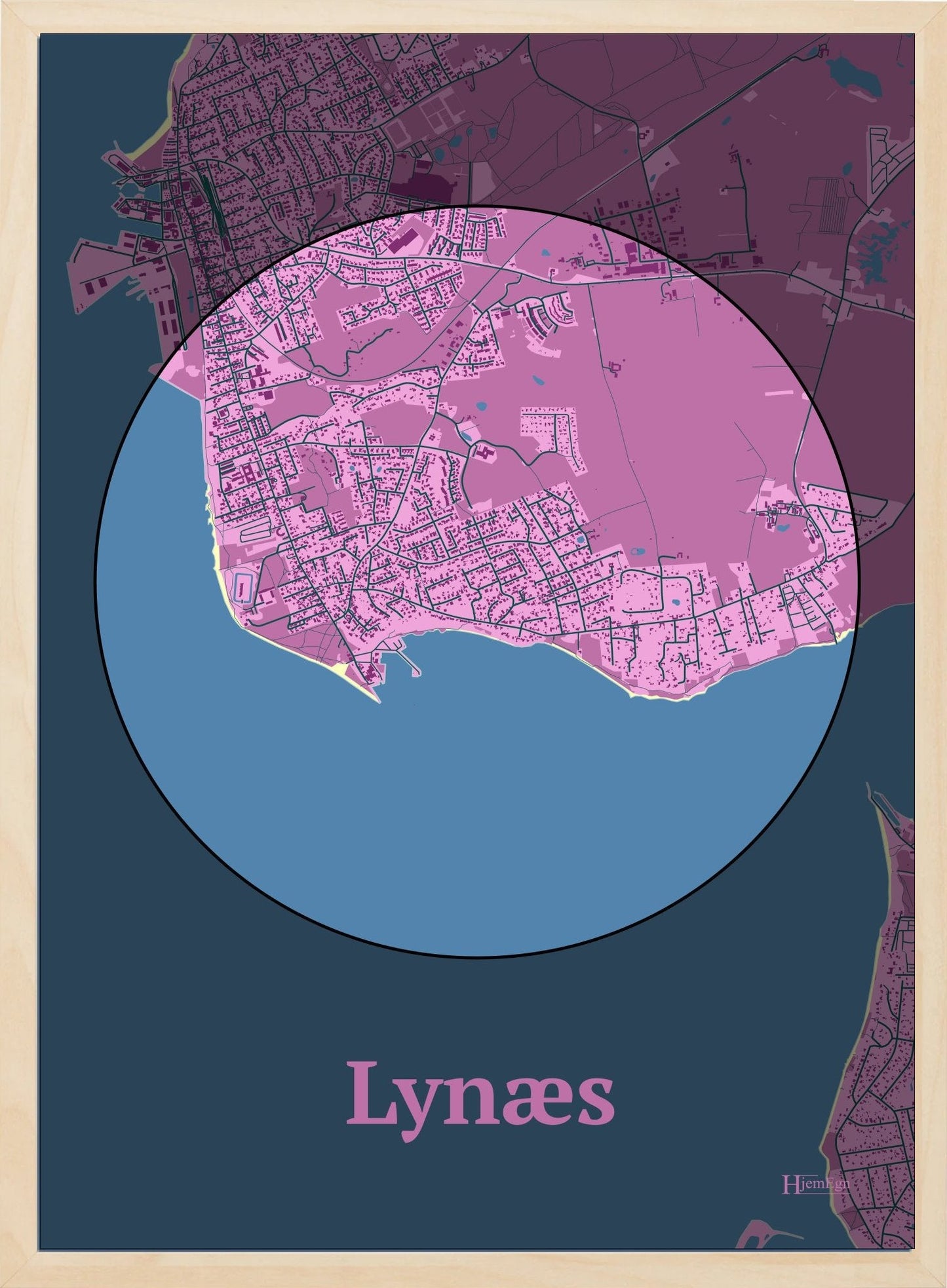 Lynæs plakat i farve pastel rød og HjemEgn.dk design centrum. Design bykort for Lynæs