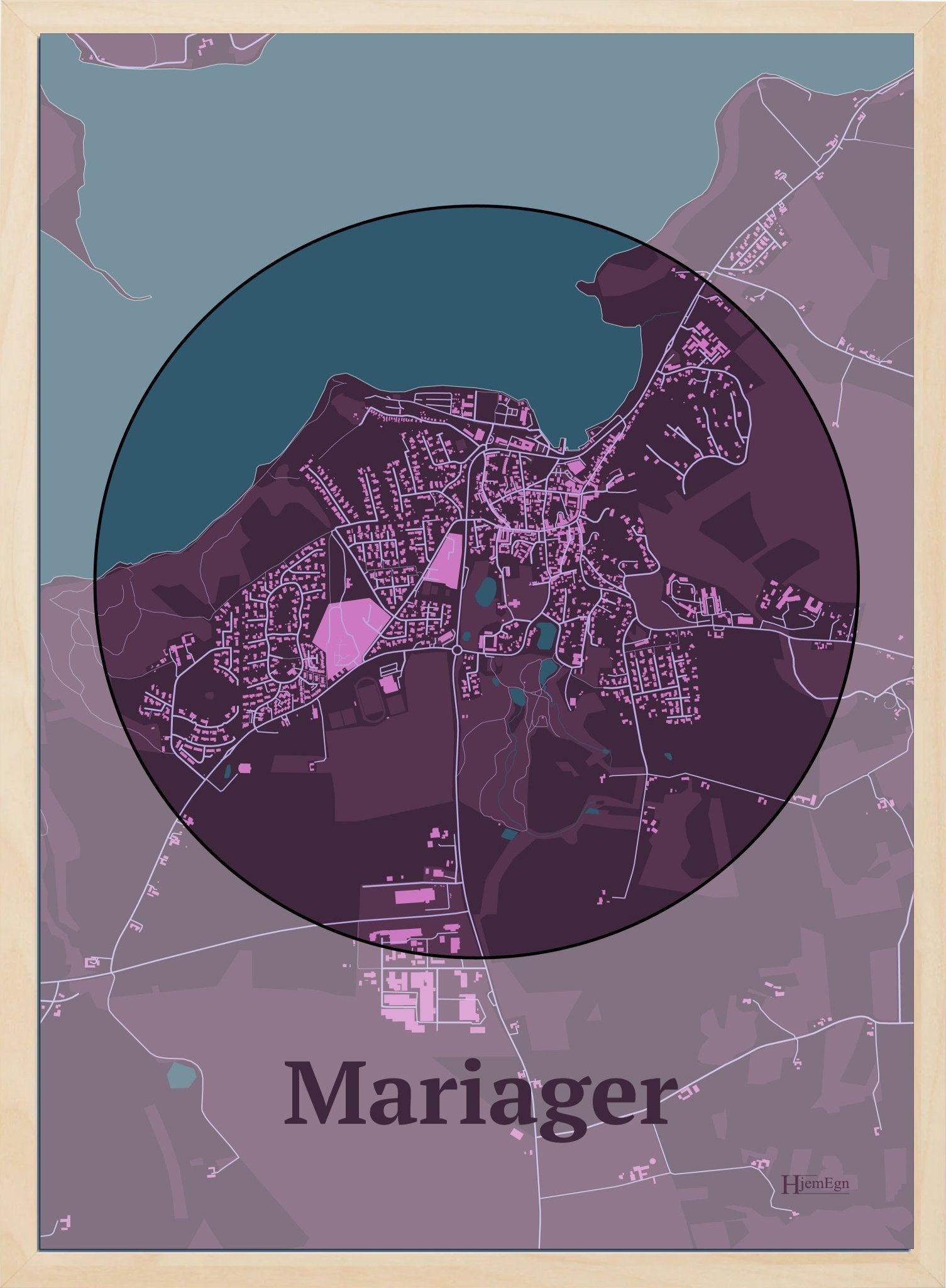 Mariager plakat i farve mørk rød og HjemEgn.dk design centrum. Design bykort for Mariager