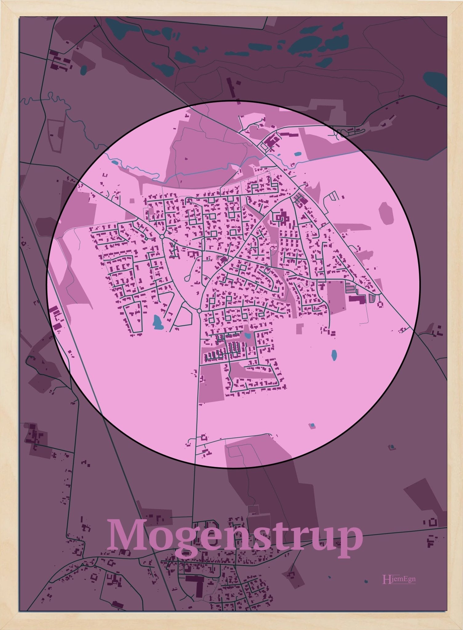 Mogenstrup plakat i farve pastel rød og HjemEgn.dk design centrum. Design bykort for Mogenstrup