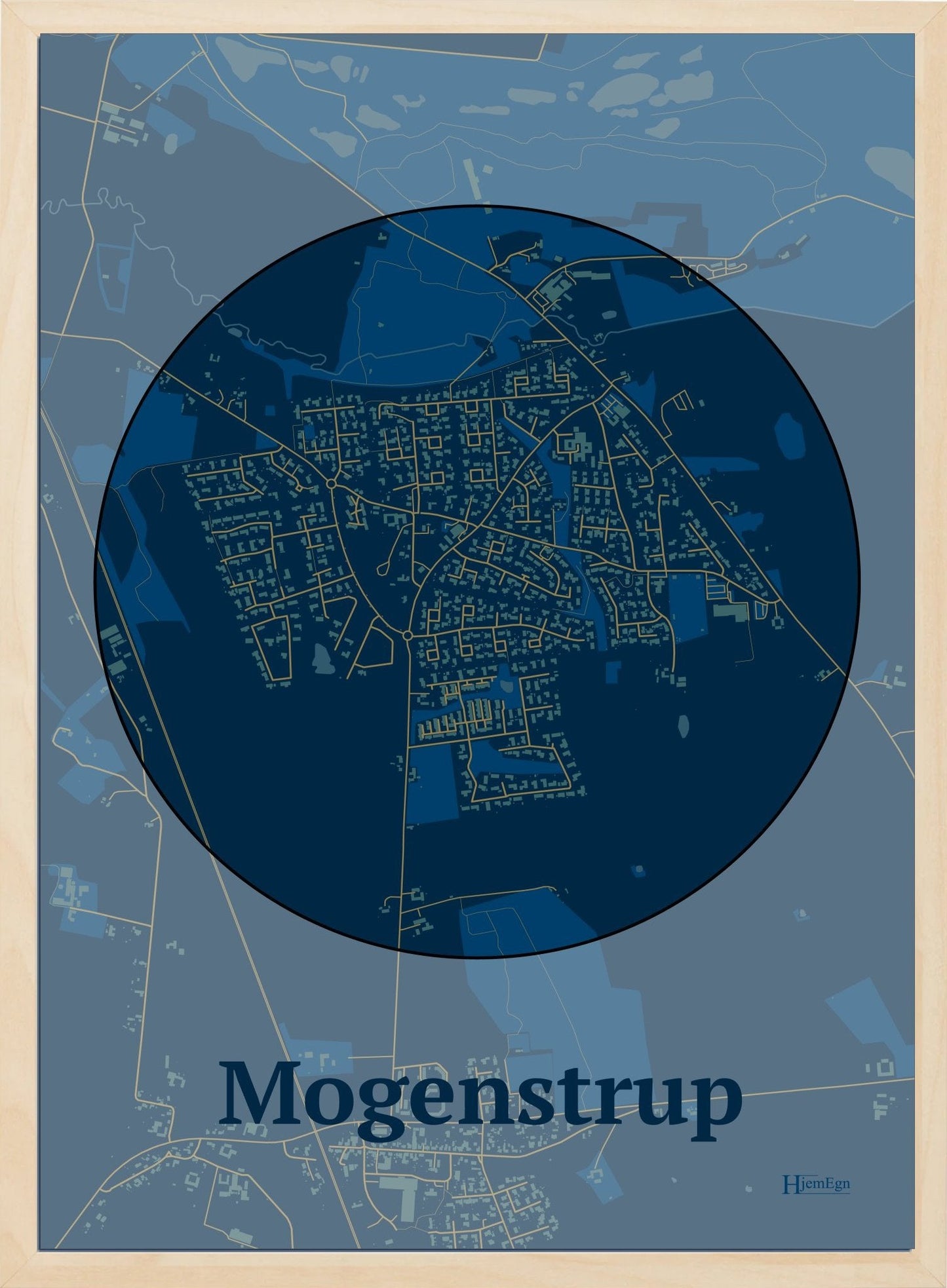 Mogenstrup plakat i farve mørk blå og HjemEgn.dk design centrum. Design bykort for Mogenstrup