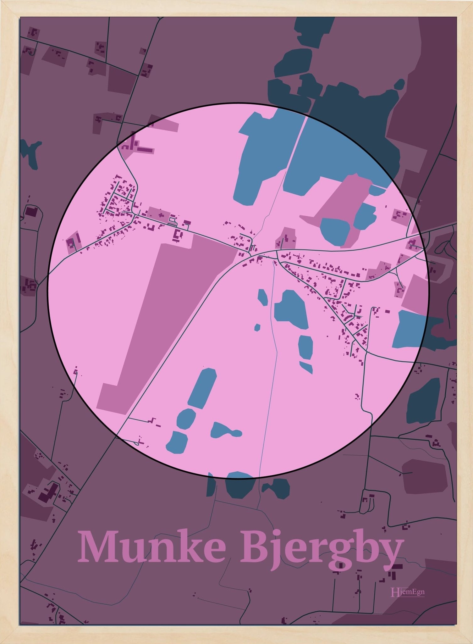 Munke Bjergby plakat i farve pastel rød og HjemEgn.dk design centrum. Design bykort for Munke Bjergby