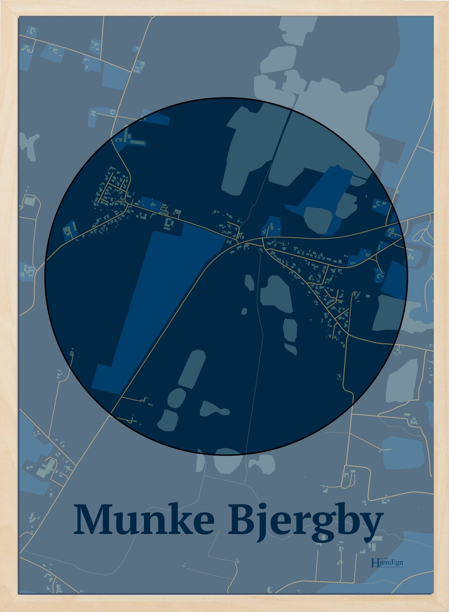 Munke Bjergby plakat i farve mørk blå og HjemEgn.dk design centrum. Design bykort for Munke Bjergby