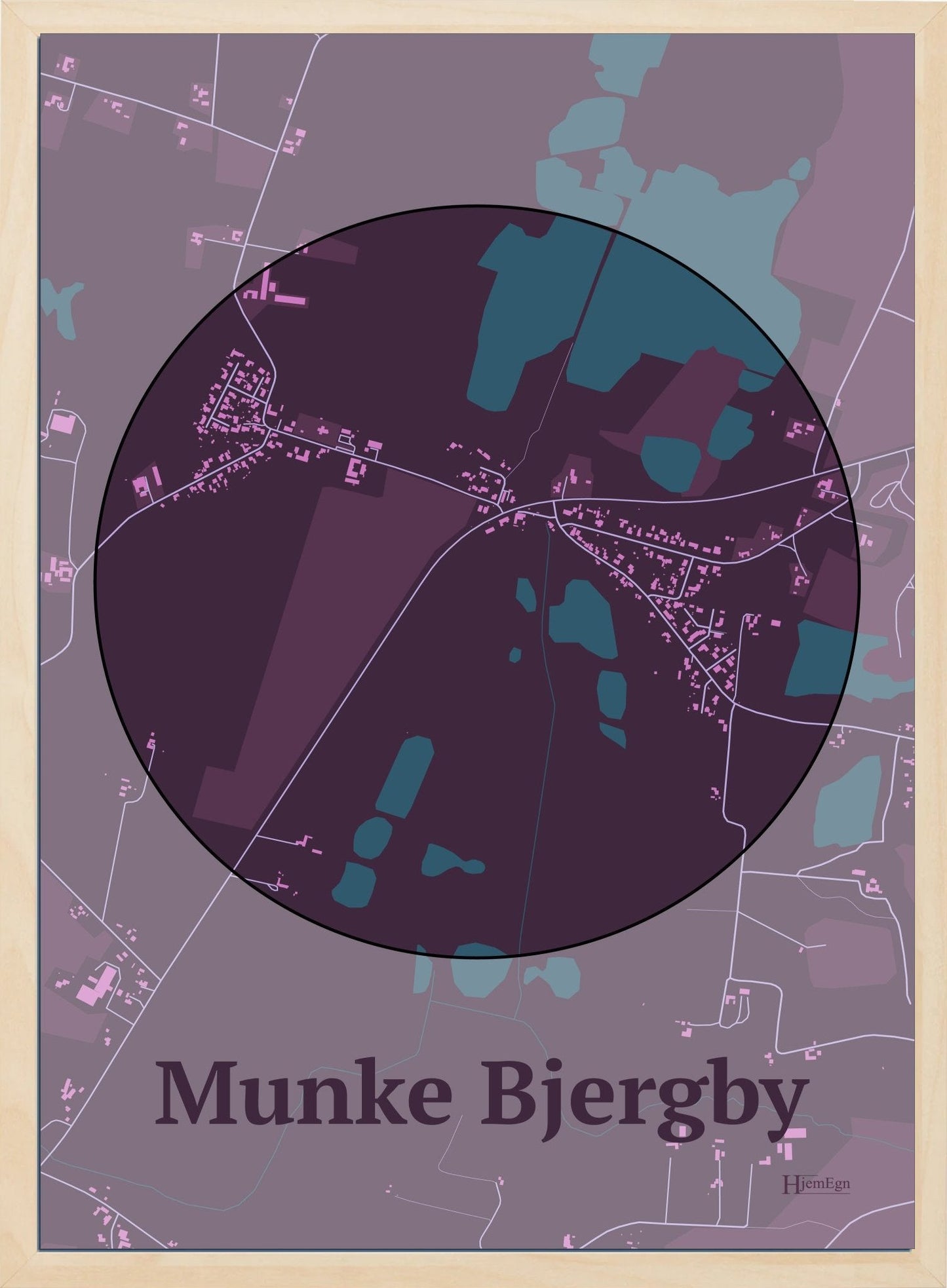 Munke Bjergby plakat i farve mørk rød og HjemEgn.dk design centrum. Design bykort for Munke Bjergby