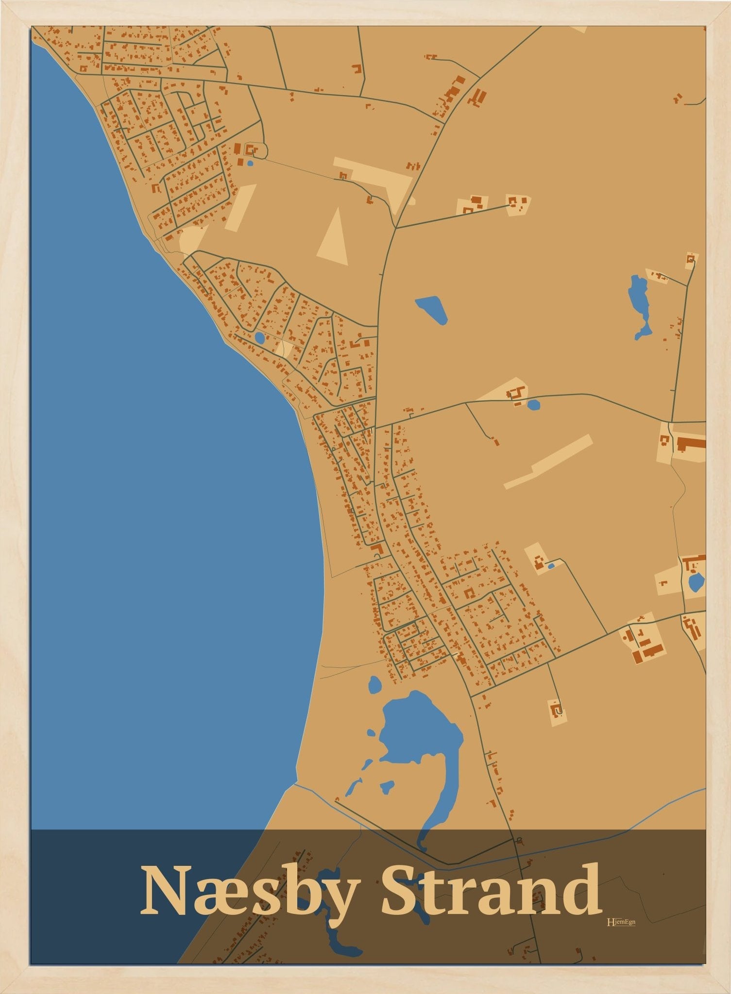 Næsby Strand plakat i farve pastel brun og HjemEgn.dk design firkantet. Design bykort for Næsby Strand