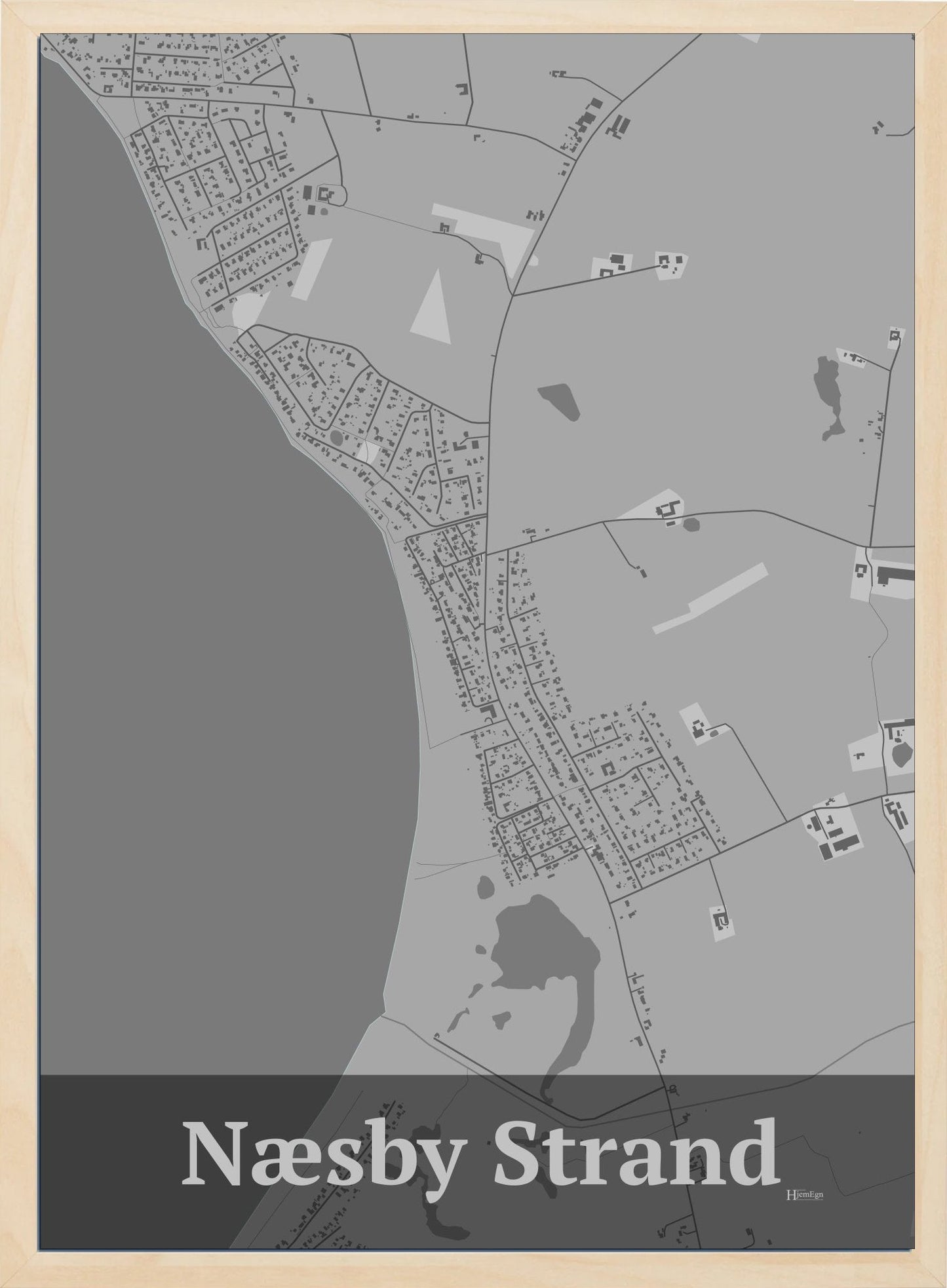 Næsby Strand plakat i farve pastel grå og HjemEgn.dk design firkantet. Design bykort for Næsby Strand