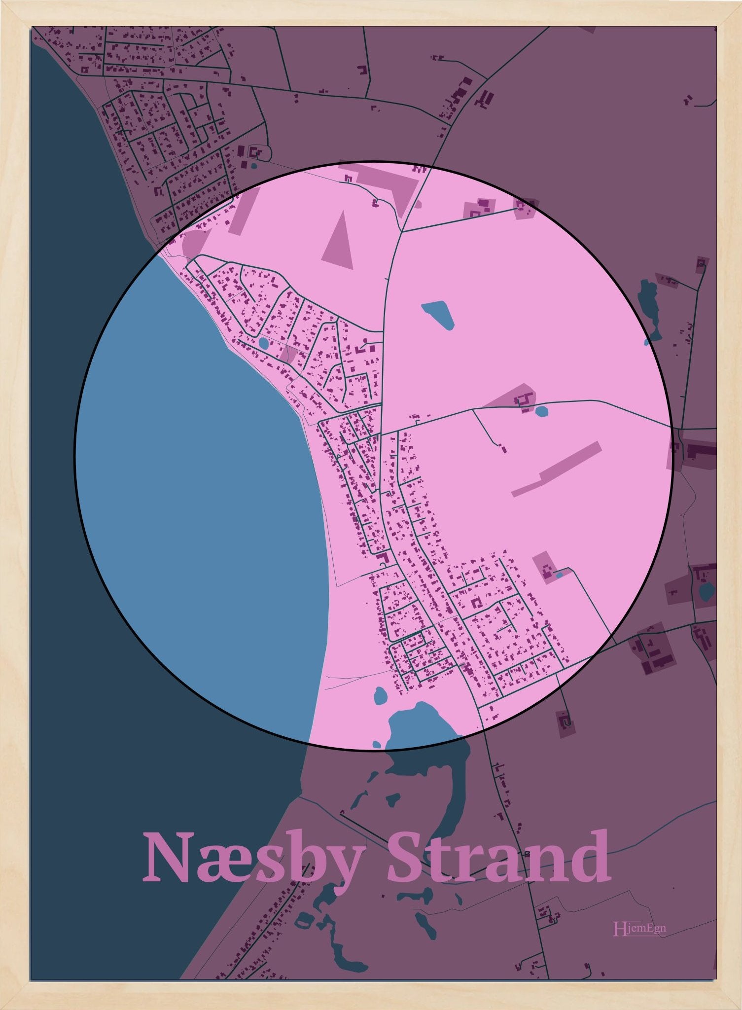 Næsby Strand plakat i farve pastel rød og HjemEgn.dk design centrum. Design bykort for Næsby Strand