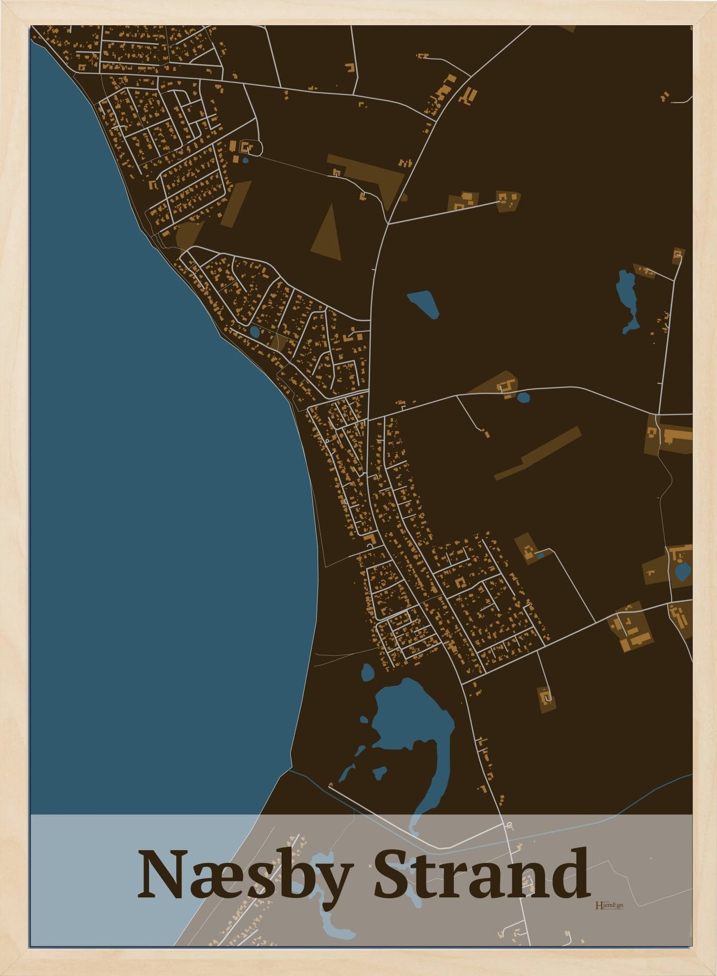 Næsby Strand plakat i farve mørk brun og HjemEgn.dk design firkantet. Design bykort for Næsby Strand