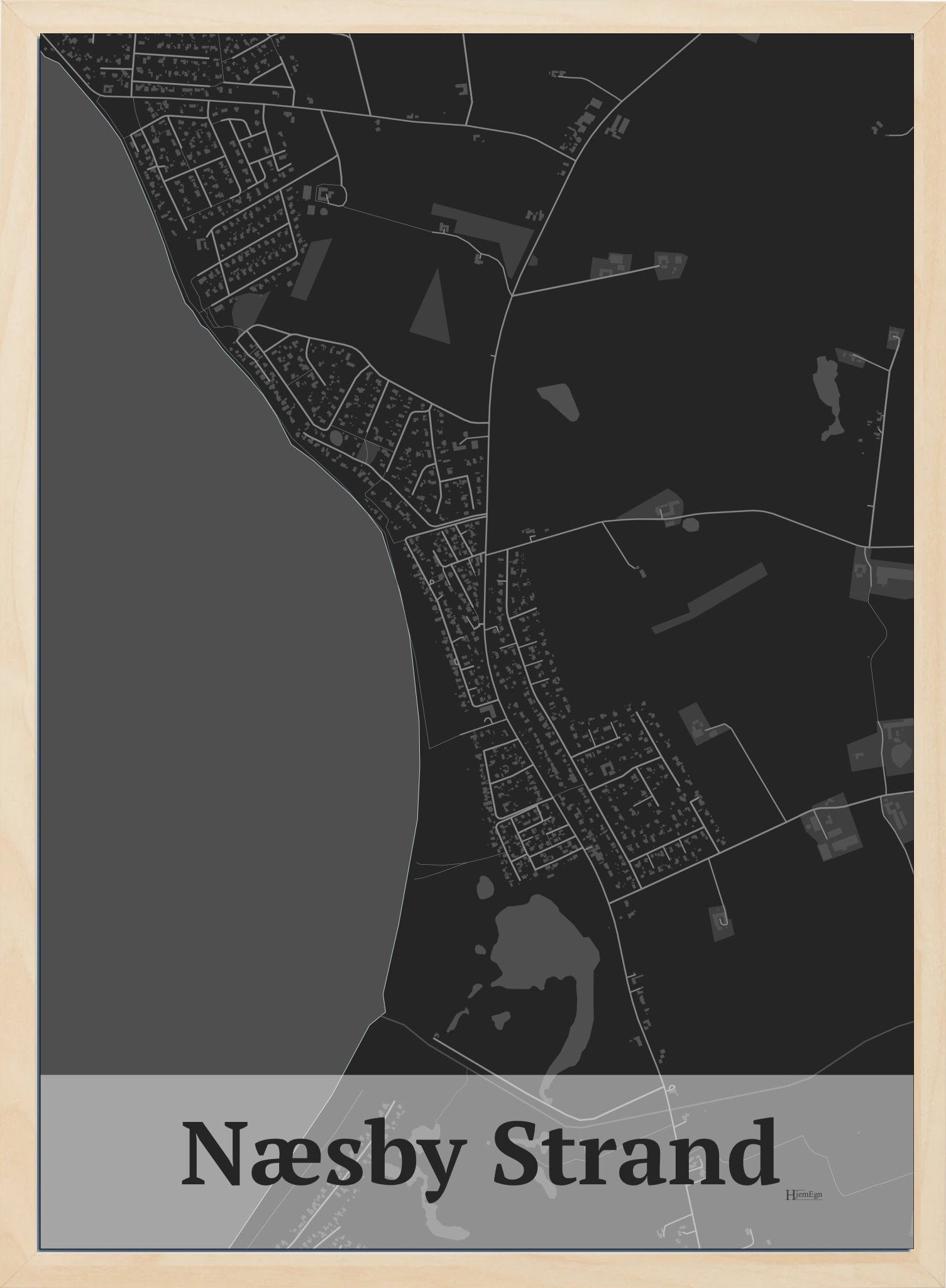Næsby Strand plakat i farve mørk grå og HjemEgn.dk design firkantet. Design bykort for Næsby Strand