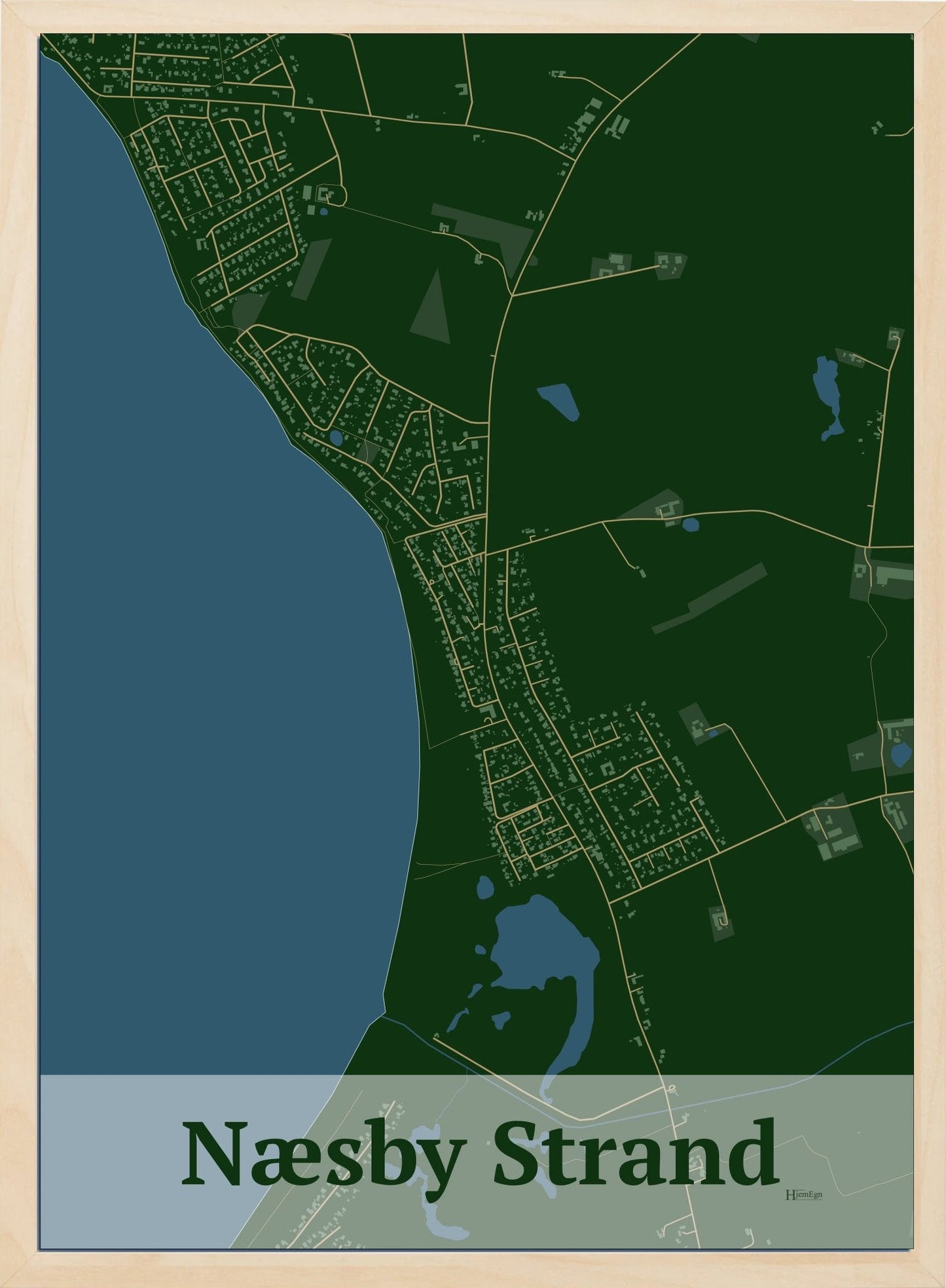 Næsby Strand plakat i farve mørk grøn og HjemEgn.dk design firkantet. Design bykort for Næsby Strand