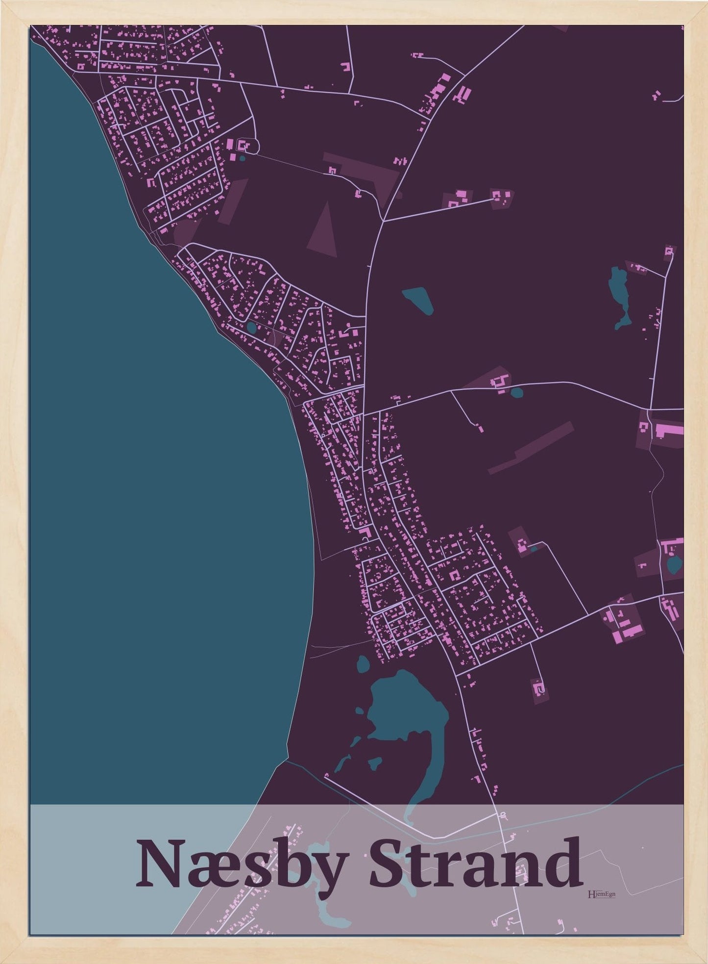Næsby Strand plakat i farve mørk rød og HjemEgn.dk design firkantet. Design bykort for Næsby Strand